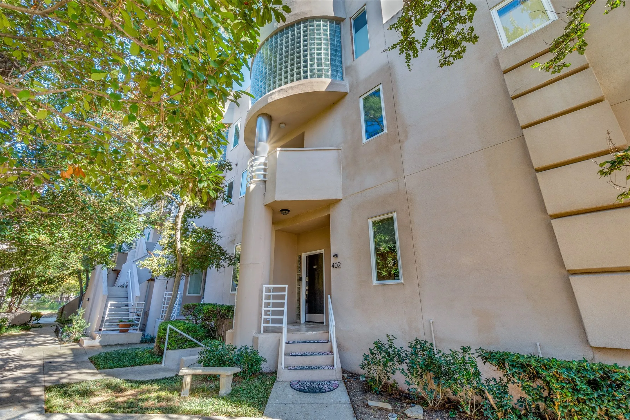 Condominium For Rent in Dallas County , 4040 Avondale Avenue 402, Dallas, Texas 75219, 3 Bedroom, 4 Bathroom, 2 Garage spaces, 2,088 Sqft, built in 1985, mls#21342845, Real Estate Agent in Dallas, Homes For Rent in Dallas county, Homes For Rent in Dallas, Realtor in Dallas Texas, Real Estate Brokerage Independent Realty Texas, Luminita Cordes Realtor