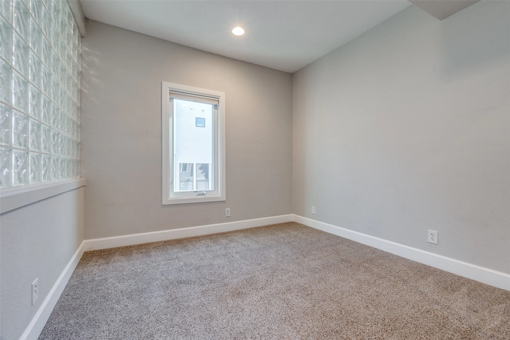 Condominium For Rent in Dallas County , 4040 Avondale Avenue 402, Dallas, Texas 75219, 3 Bedroom, 4 Bathroom, 2 Garage spaces, 2,088 Sqft, built in 1985, mls#21342845, Real Estate Agent in Dallas, Homes For Rent in Dallas county, Homes For Rent in Dallas, Realtor in Dallas Texas, Real Estate Brokerage Independent Realty Texas, Luminita Cordes Realtor