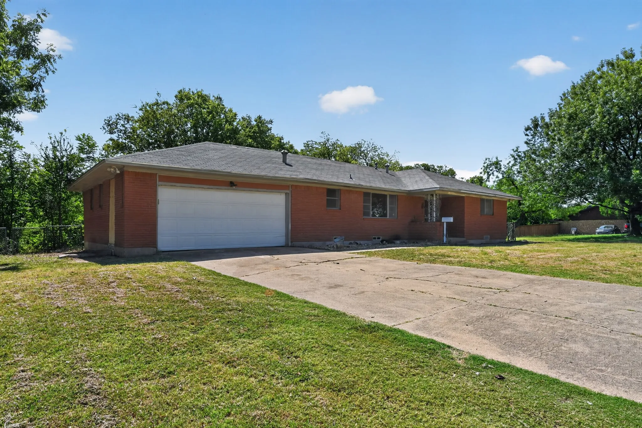 Single Family Residence For Sale in Dallas County , 926 SE 5th Street, Grand Prairie, Texas 75051, 3 Bedroom, 2 Bathroom, 2 Garage spaces, 1,392 Sqft, built in 1964, mls#21342826, Real Estate Agent in Grand Prairie, Homes For Sale in Dallas county, Homes For Sale in Grand Prairie, Realtor in Grand Prairie Texas, Real Estate Brokerage Independent Realty Texas, Luminita Cordes Realtor