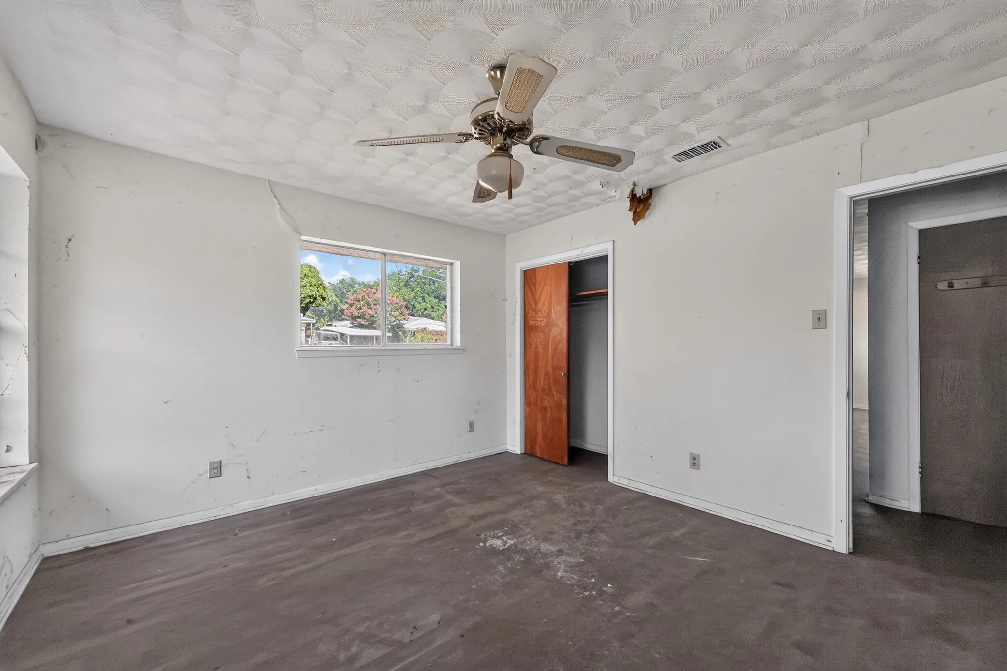 Single Family Residence For Sale in Dallas County , 926 SE 5th Street, Grand Prairie, Texas 75051, 3 Bedroom, 2 Bathroom, 2 Garage spaces, 1,392 Sqft, built in 1964, mls#21342826, Real Estate Agent in Grand Prairie, Homes For Sale in Dallas county, Homes For Sale in Grand Prairie, Realtor in Grand Prairie Texas, Real Estate Brokerage Independent Realty Texas, Luminita Cordes Realtor