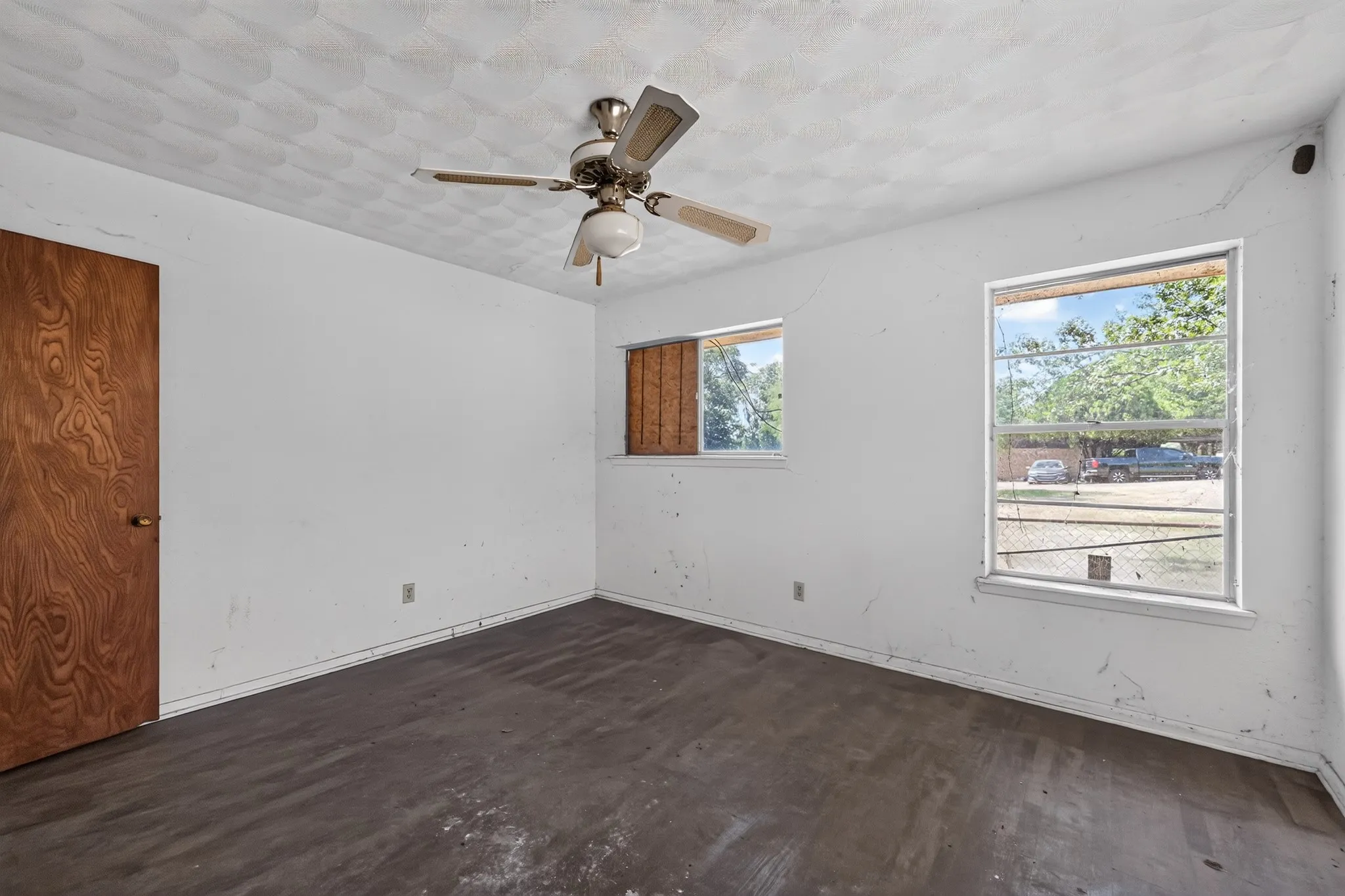 Single Family Residence For Sale in Dallas County , 926 SE 5th Street, Grand Prairie, Texas 75051, 3 Bedroom, 2 Bathroom, 2 Garage spaces, 1,392 Sqft, built in 1964, mls#21342826, Real Estate Agent in Grand Prairie, Homes For Sale in Dallas county, Homes For Sale in Grand Prairie, Realtor in Grand Prairie Texas, Real Estate Brokerage Independent Realty Texas, Luminita Cordes Realtor