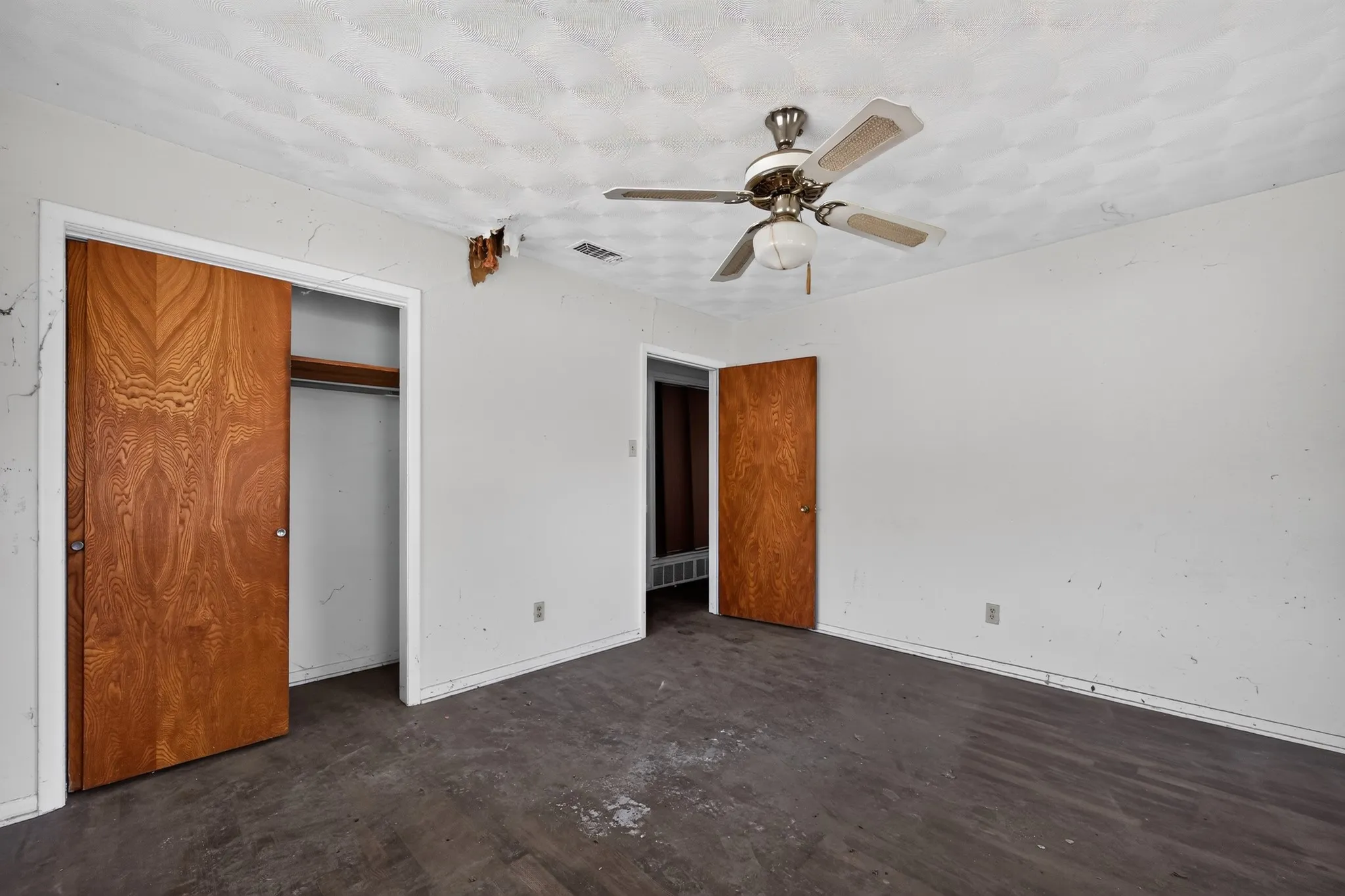 Single Family Residence For Sale in Dallas County , 926 SE 5th Street, Grand Prairie, Texas 75051, 3 Bedroom, 2 Bathroom, 2 Garage spaces, 1,392 Sqft, built in 1964, mls#21342826, Real Estate Agent in Grand Prairie, Homes For Sale in Dallas county, Homes For Sale in Grand Prairie, Realtor in Grand Prairie Texas, Real Estate Brokerage Independent Realty Texas, Luminita Cordes Realtor