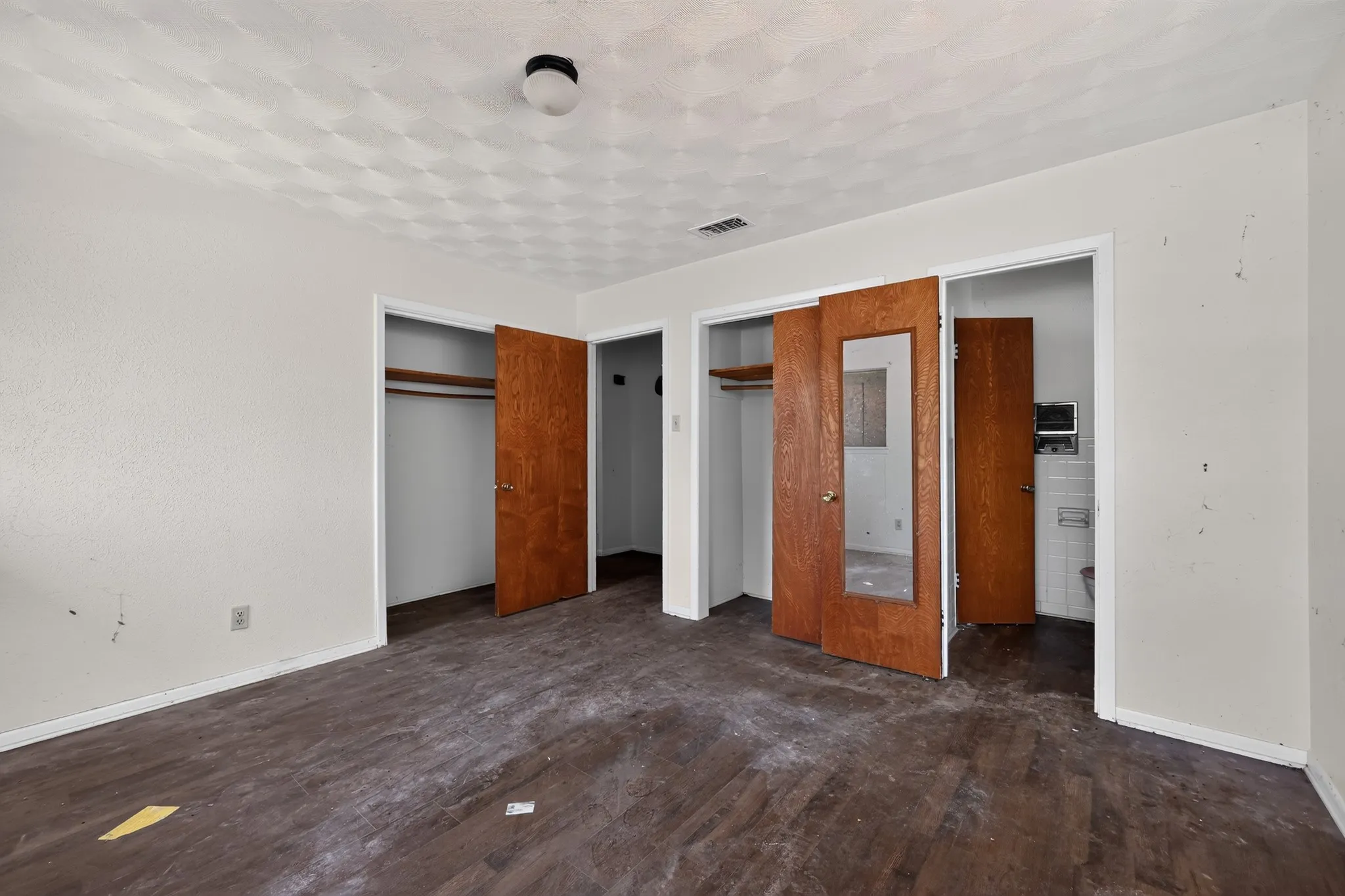 Single Family Residence For Sale in Dallas County , 926 SE 5th Street, Grand Prairie, Texas 75051, 3 Bedroom, 2 Bathroom, 2 Garage spaces, 1,392 Sqft, built in 1964, mls#21342826, Real Estate Agent in Grand Prairie, Homes For Sale in Dallas county, Homes For Sale in Grand Prairie, Realtor in Grand Prairie Texas, Real Estate Brokerage Independent Realty Texas, Luminita Cordes Realtor