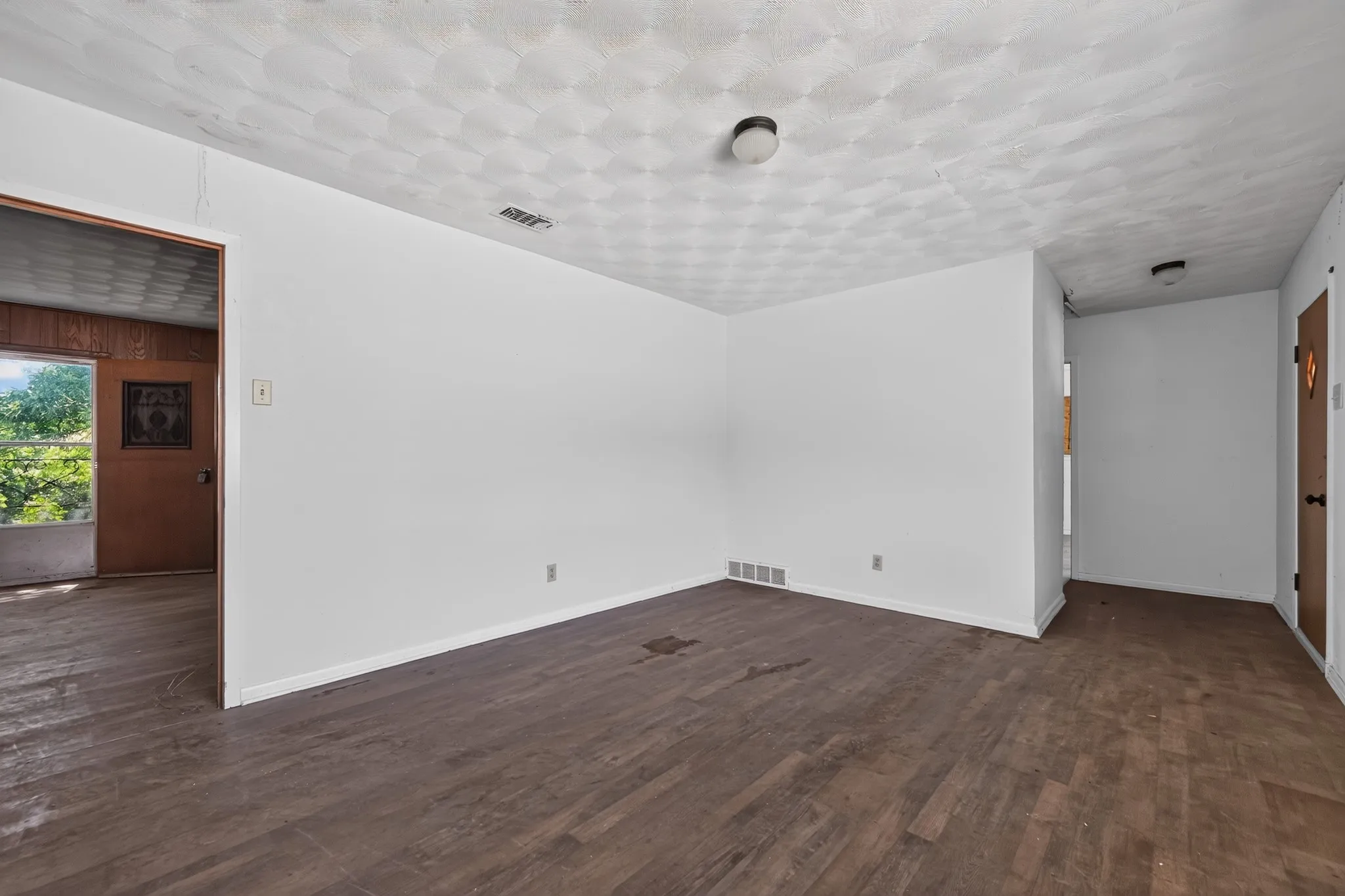 Single Family Residence For Sale in Dallas County , 926 SE 5th Street, Grand Prairie, Texas 75051, 3 Bedroom, 2 Bathroom, 2 Garage spaces, 1,392 Sqft, built in 1964, mls#21342826, Real Estate Agent in Grand Prairie, Homes For Sale in Dallas county, Homes For Sale in Grand Prairie, Realtor in Grand Prairie Texas, Real Estate Brokerage Independent Realty Texas, Luminita Cordes Realtor