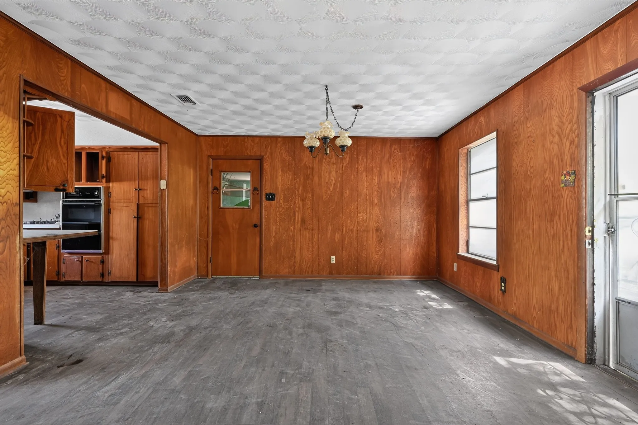 Single Family Residence For Sale in Dallas County , 926 SE 5th Street, Grand Prairie, Texas 75051, 3 Bedroom, 2 Bathroom, 2 Garage spaces, 1,392 Sqft, built in 1964, mls#21342826, Real Estate Agent in Grand Prairie, Homes For Sale in Dallas county, Homes For Sale in Grand Prairie, Realtor in Grand Prairie Texas, Real Estate Brokerage Independent Realty Texas, Luminita Cordes Realtor