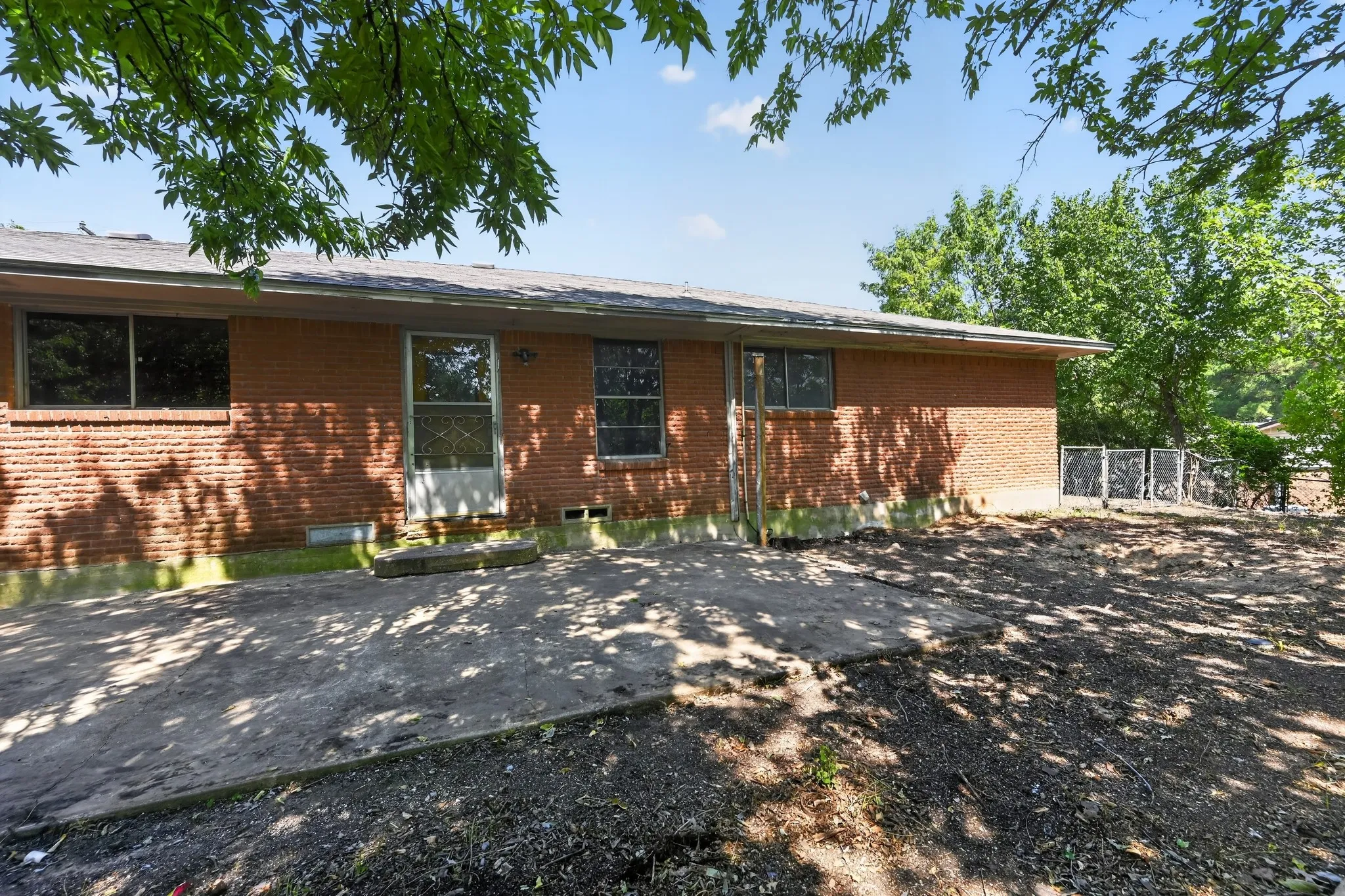 Single Family Residence For Sale in Dallas County , 926 SE 5th Street, Grand Prairie, Texas 75051, 3 Bedroom, 2 Bathroom, 2 Garage spaces, 1,392 Sqft, built in 1964, mls#21342826, Real Estate Agent in Grand Prairie, Homes For Sale in Dallas county, Homes For Sale in Grand Prairie, Realtor in Grand Prairie Texas, Real Estate Brokerage Independent Realty Texas, Luminita Cordes Realtor