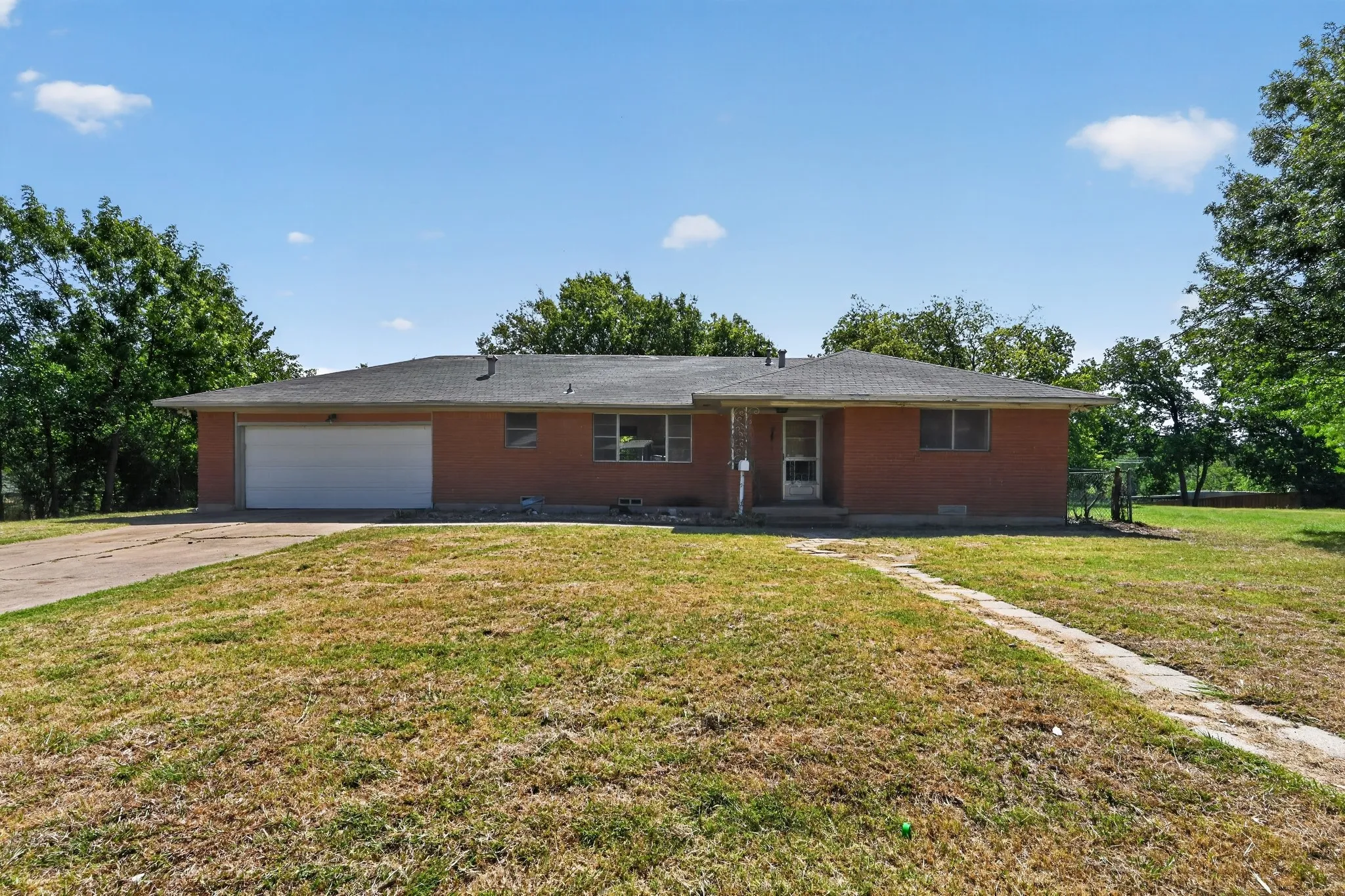 Single Family Residence For Sale in Dallas County , 926 SE 5th Street, Grand Prairie, Texas 75051, 3 Bedroom, 2 Bathroom, 2 Garage spaces, 1,392 Sqft, built in 1964, mls#21342826, Real Estate Agent in Grand Prairie, Homes For Sale in Dallas county, Homes For Sale in Grand Prairie, Realtor in Grand Prairie Texas, Real Estate Brokerage Independent Realty Texas, Luminita Cordes Realtor