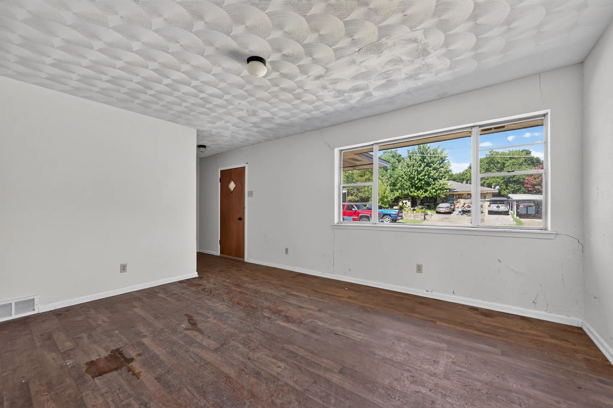 Single Family Residence For Sale in Dallas County , 926 SE 5th Street, Grand Prairie, Texas 75051, 3 Bedroom, 2 Bathroom, 2 Garage spaces, 1,392 Sqft, built in 1964, mls#21342826, Real Estate Agent in Grand Prairie, Homes For Sale in Dallas county, Homes For Sale in Grand Prairie, Realtor in Grand Prairie Texas, Real Estate Brokerage Independent Realty Texas, Luminita Cordes Realtor