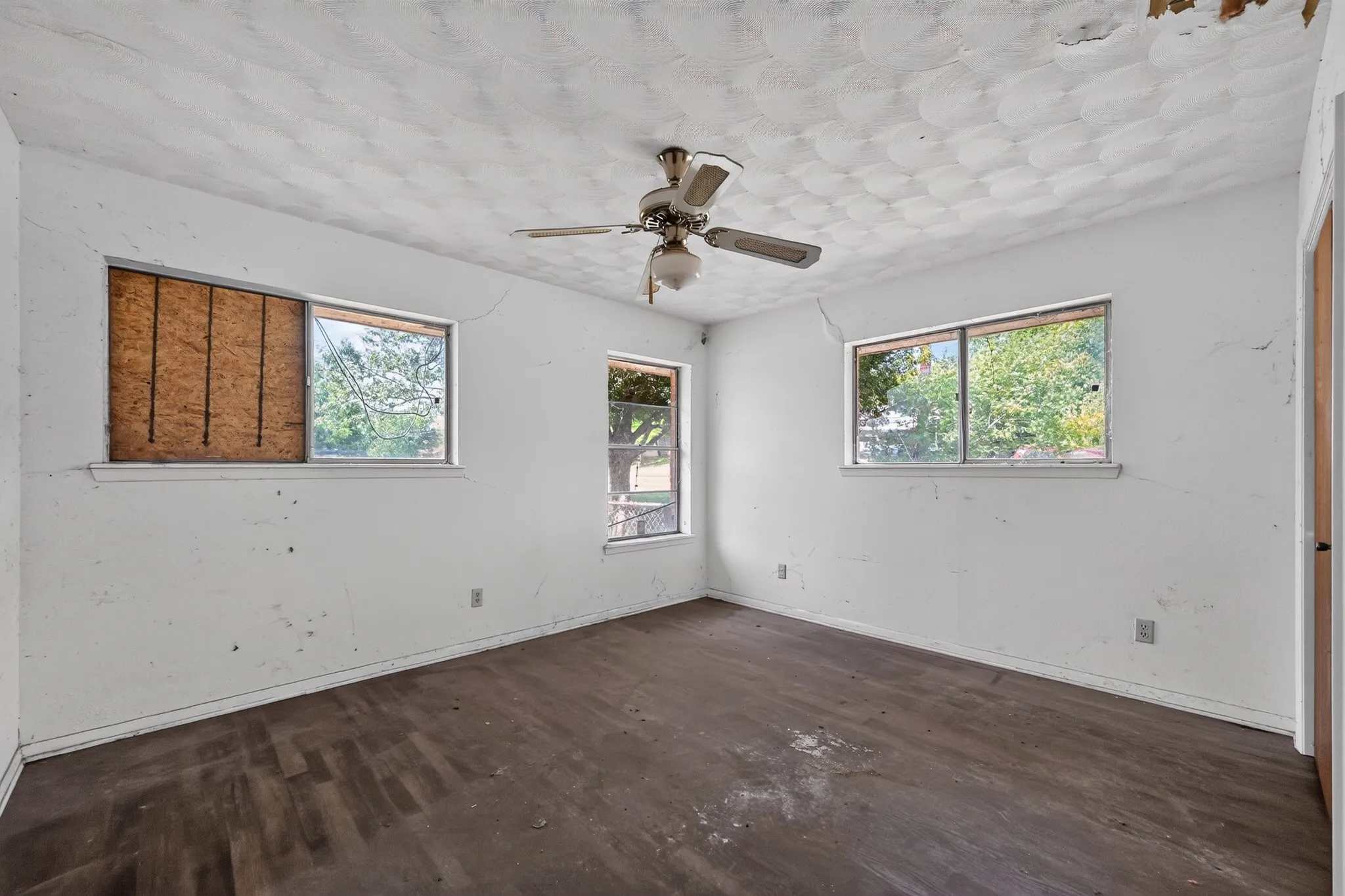 Single Family Residence For Sale in Dallas County , 926 SE 5th Street, Grand Prairie, Texas 75051, 3 Bedroom, 2 Bathroom, 2 Garage spaces, 1,392 Sqft, built in 1964, mls#21342826, Real Estate Agent in Grand Prairie, Homes For Sale in Dallas county, Homes For Sale in Grand Prairie, Realtor in Grand Prairie Texas, Real Estate Brokerage Independent Realty Texas, Luminita Cordes Realtor