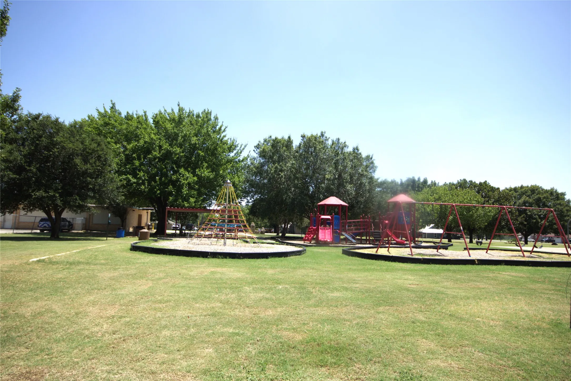 3 minute walk to Playground/Park