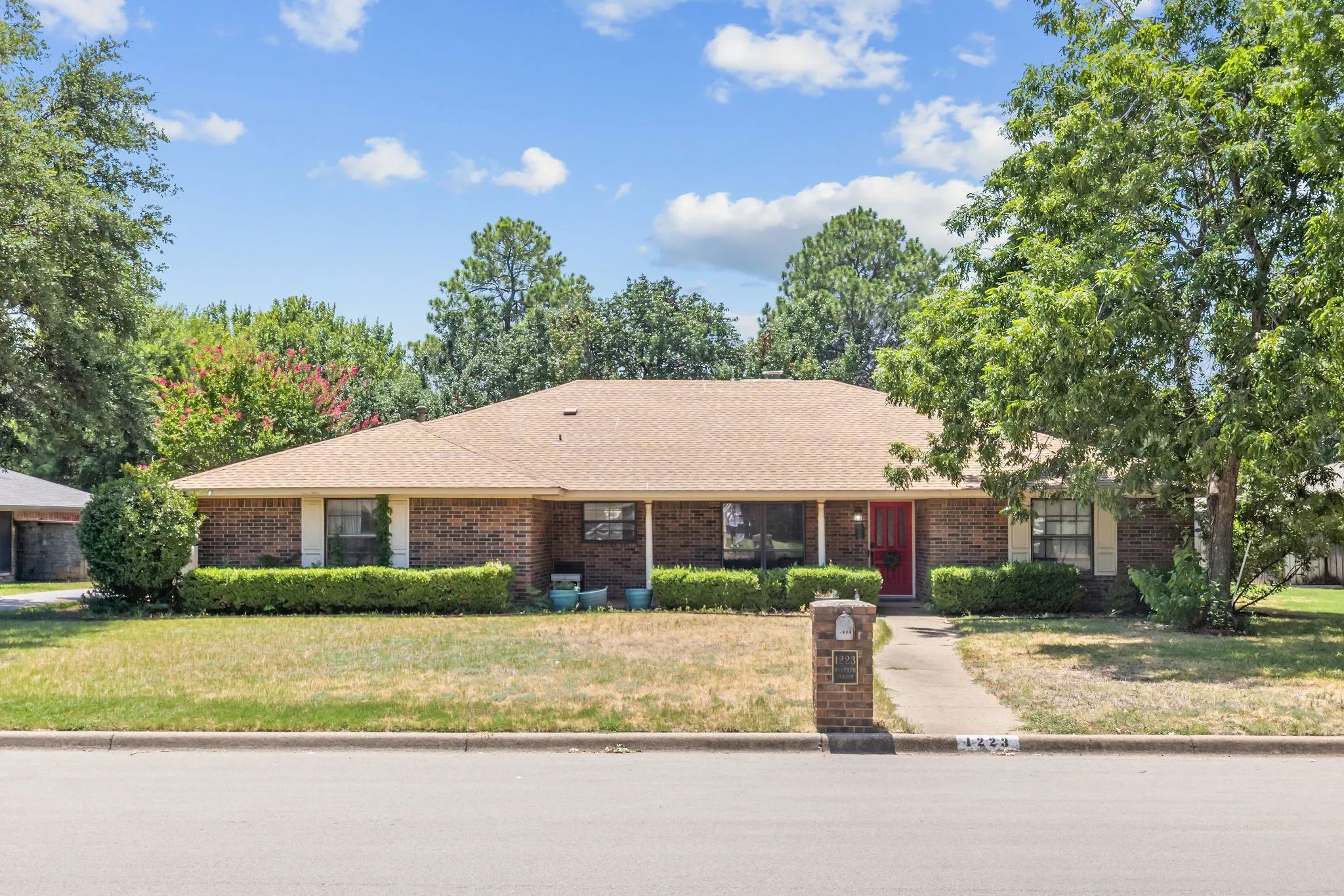 Single Family Residence For Sale in Tarrant County , 1223 Heather Street, Grapevine, Texas 76051, 4 Bedroom, 3 Bathroom, 2 Garage spaces, 2,991 Sqft, built in 1980, mls#21342540, Real Estate Agent in Grapevine, Homes For Sale in Tarrant county, Homes For Sale in Grapevine, Realtor in Grapevine Texas, Real Estate Brokerage Independent Realty Texas, Luminita Cordes Realtor