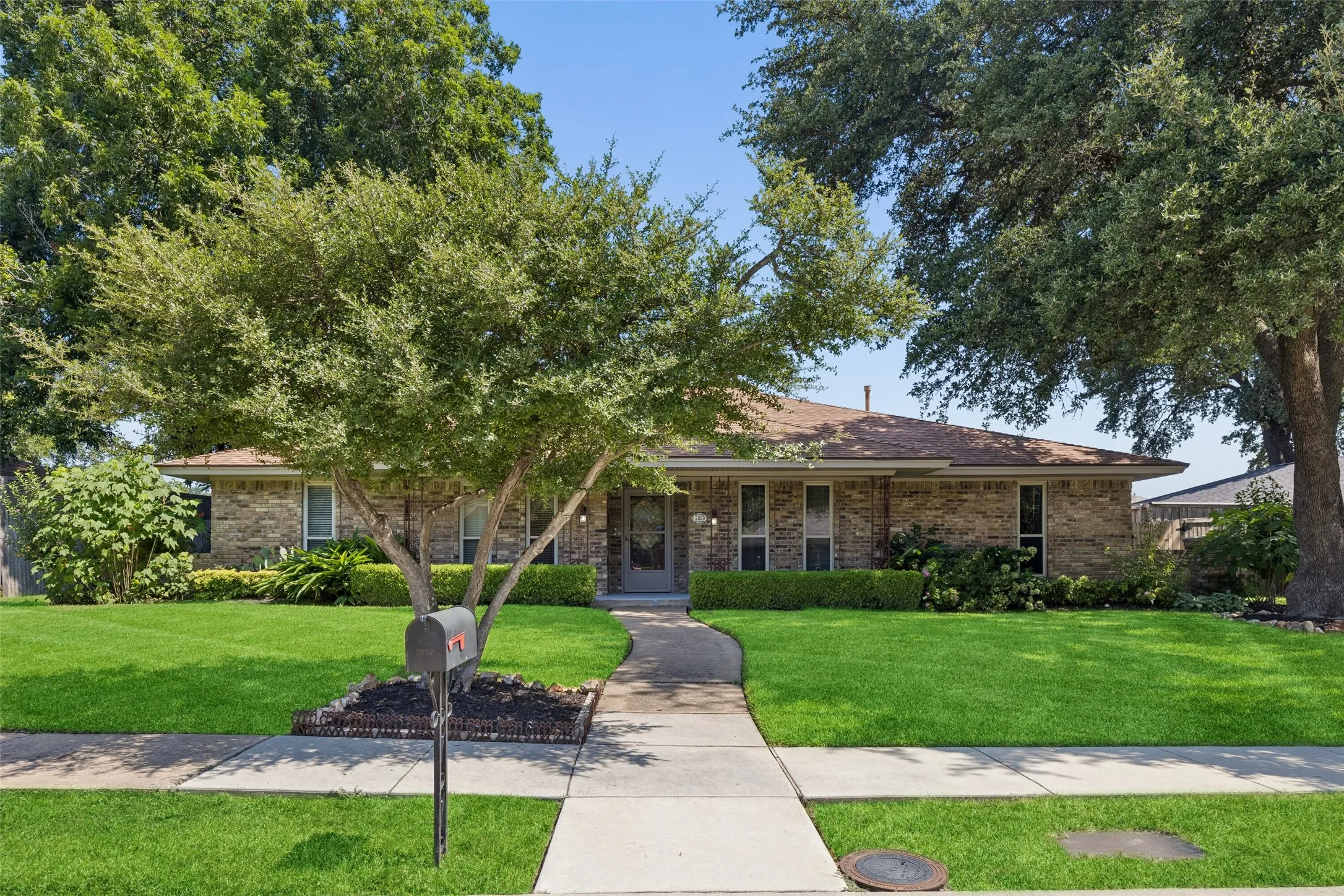Single Family Residence For Sale in Collin County , 2829 Teakwood Lane, Plano, Texas 75075, 4 Bedroom, 3 Bathroom, Garage spaces, 2,932 Sqft, built in 1973, mls#21338131, Real Estate Agent in Plano, Homes For Sale in Collin county, Homes For Sale in Plano, Realtor in Plano Texas, Real Estate Brokerage Independent Realty Texas, Luminita Cordes Realtor