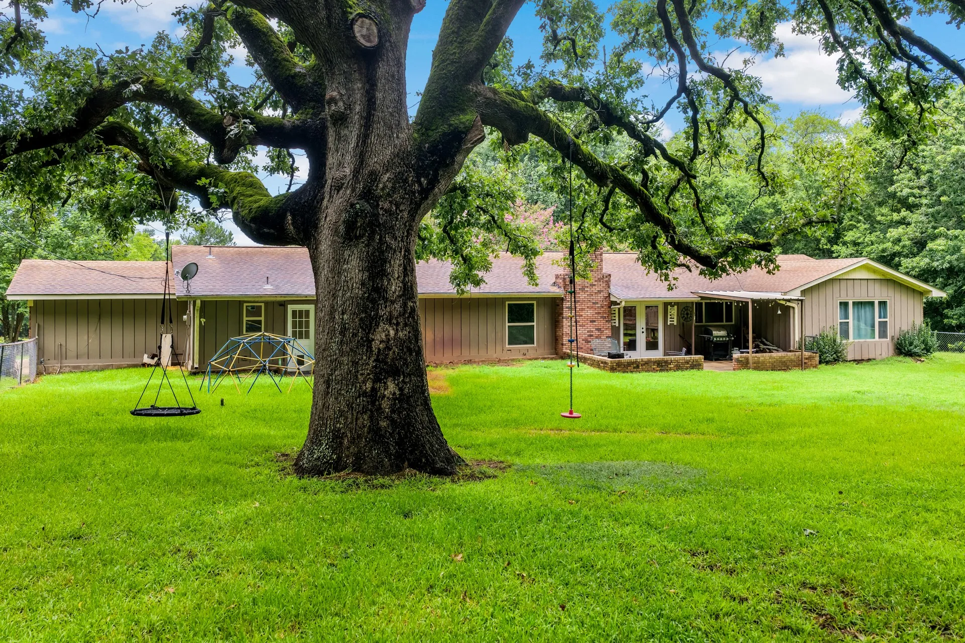 Single Family Residence For Sale in Titus County , 3054 Old Paris Road, Mt Pleasant, Texas 75455, 5 Bedroom, 2 Bathroom, 2 Garage spaces, 2,645 Sqft, built in 1965, mls#21340715, Real Estate Agent in Mt Pleasant, Homes For Sale in Titus county, Homes For Sale in Mt Pleasant, Realtor in Mt Pleasant Texas, Real Estate Brokerage Independent Realty Texas, Luminita Cordes Realtor
