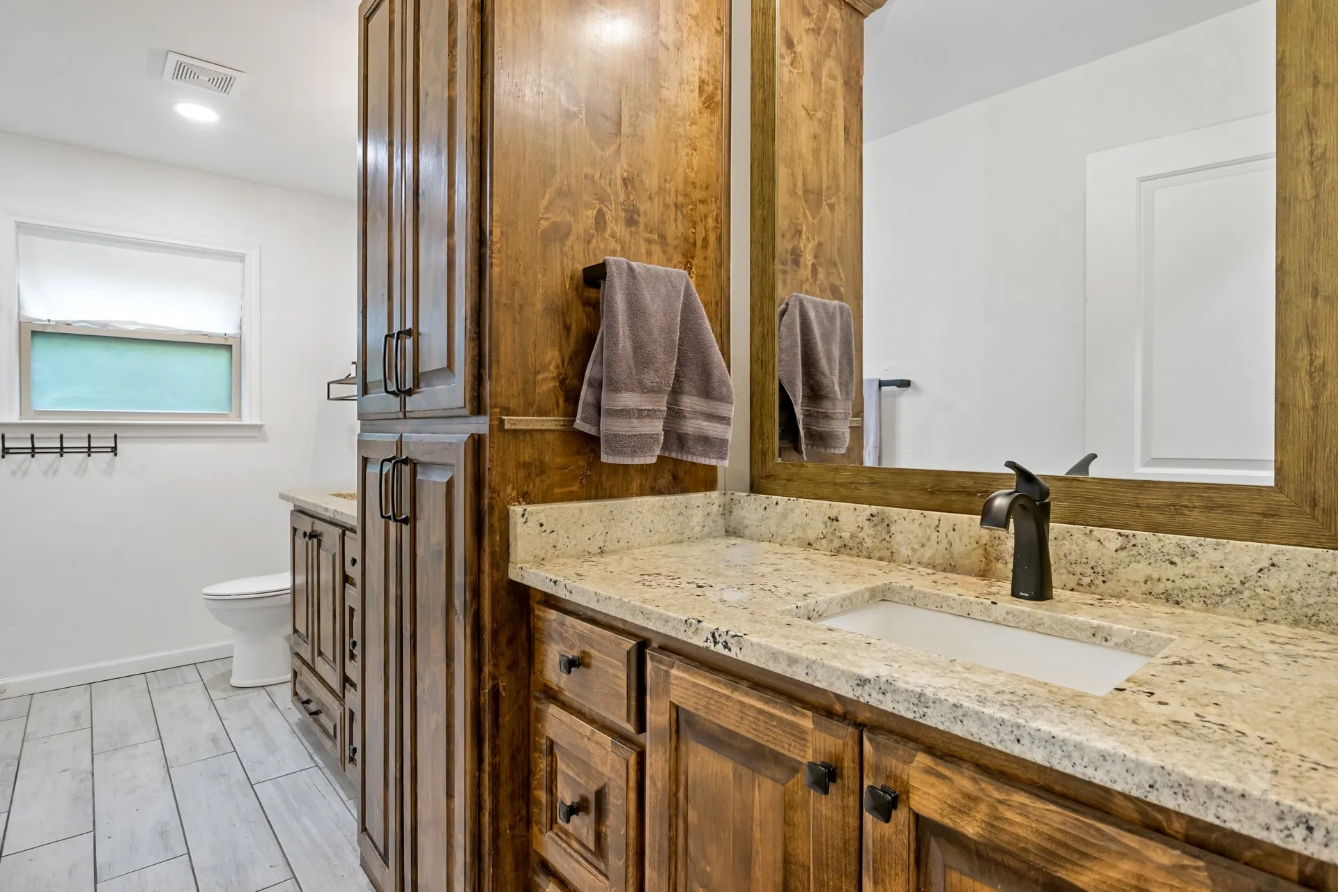 Single Family Residence For Sale in Titus County , 3054 Old Paris Road, Mt Pleasant, Texas 75455, 5 Bedroom, 2 Bathroom, 2 Garage spaces, 2,645 Sqft, built in 1965, mls#21340715, Real Estate Agent in Mt Pleasant, Homes For Sale in Titus county, Homes For Sale in Mt Pleasant, Realtor in Mt Pleasant Texas, Real Estate Brokerage Independent Realty Texas, Luminita Cordes Realtor
