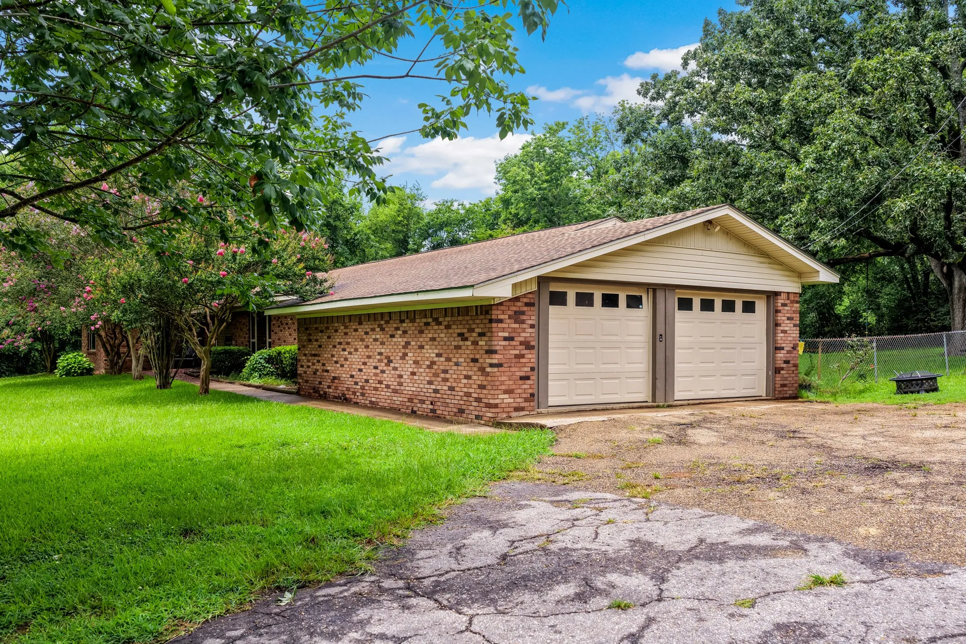 Single Family Residence For Sale in Titus County , 3054 Old Paris Road, Mt Pleasant, Texas 75455, 5 Bedroom, 2 Bathroom, 2 Garage spaces, 2,645 Sqft, built in 1965, mls#21340715, Real Estate Agent in Mt Pleasant, Homes For Sale in Titus county, Homes For Sale in Mt Pleasant, Realtor in Mt Pleasant Texas, Real Estate Brokerage Independent Realty Texas, Luminita Cordes Realtor