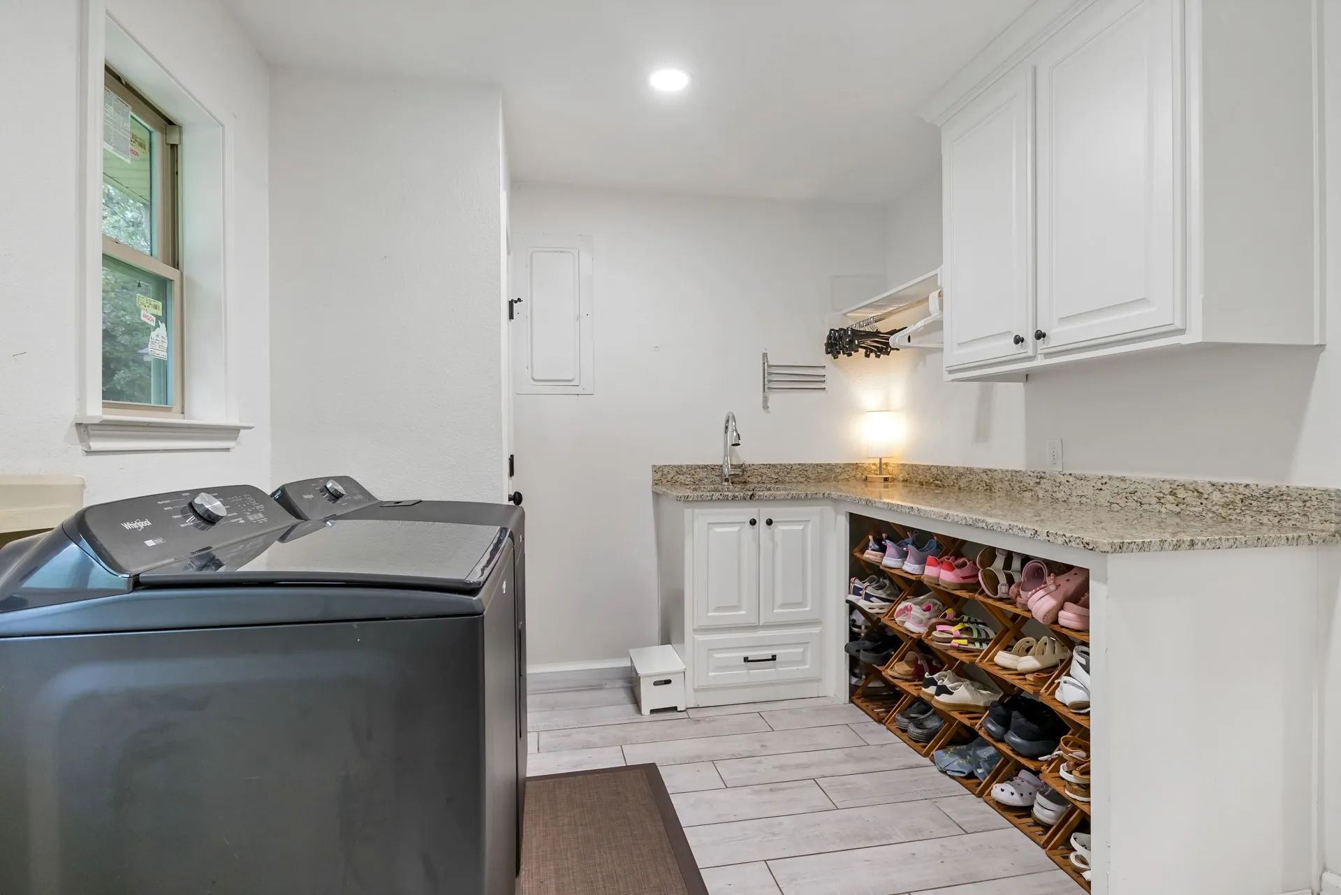 Single Family Residence For Sale in Titus County , 3054 Old Paris Road, Mt Pleasant, Texas 75455, 5 Bedroom, 2 Bathroom, 2 Garage spaces, 2,645 Sqft, built in 1965, mls#21340715, Real Estate Agent in Mt Pleasant, Homes For Sale in Titus county, Homes For Sale in Mt Pleasant, Realtor in Mt Pleasant Texas, Real Estate Brokerage Independent Realty Texas, Luminita Cordes Realtor