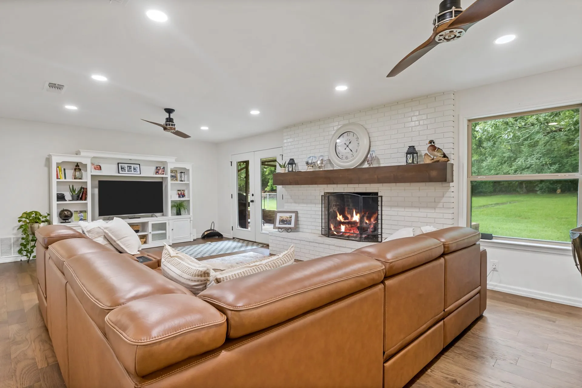 Single Family Residence For Sale in Titus County , 3054 Old Paris Road, Mt Pleasant, Texas 75455, 5 Bedroom, 2 Bathroom, 2 Garage spaces, 2,645 Sqft, built in 1965, mls#21340715, Real Estate Agent in Mt Pleasant, Homes For Sale in Titus county, Homes For Sale in Mt Pleasant, Realtor in Mt Pleasant Texas, Real Estate Brokerage Independent Realty Texas, Luminita Cordes Realtor