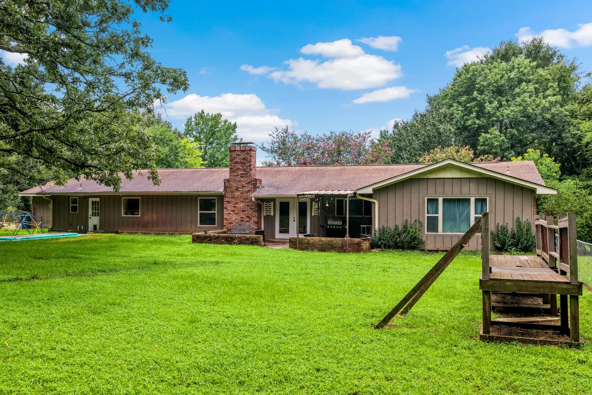 Single Family Residence For Sale in Titus County , 3054 Old Paris Road, Mt Pleasant, Texas 75455, 5 Bedroom, 2 Bathroom, 2 Garage spaces, 2,645 Sqft, built in 1965, mls#21340715, Real Estate Agent in Mt Pleasant, Homes For Sale in Titus county, Homes For Sale in Mt Pleasant, Realtor in Mt Pleasant Texas, Real Estate Brokerage Independent Realty Texas, Luminita Cordes Realtor