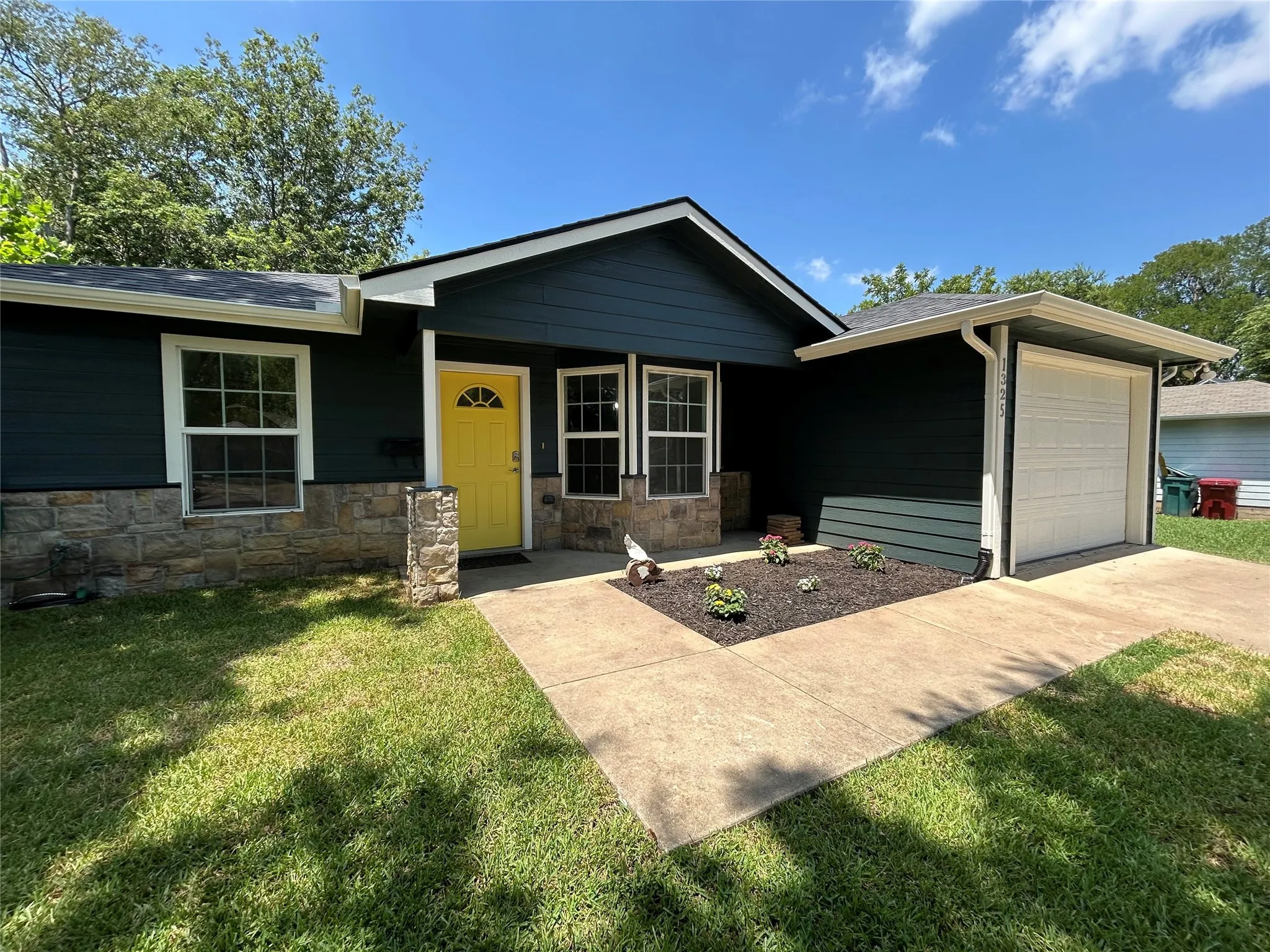 Single Family Residence For Sale in Grayson County , 1325 E Jones Street, Sherman, Texas 75090, 3 Bedroom, 2 Bathroom, 1 Garage spaces, 1,168 Sqft, built in 2011, mls#21342394, Real Estate Agent in Sherman, Homes For Sale in Grayson county, Homes For Sale in Sherman, Realtor in Sherman Texas, Real Estate Brokerage Independent Realty Texas, Luminita Cordes Realtor
