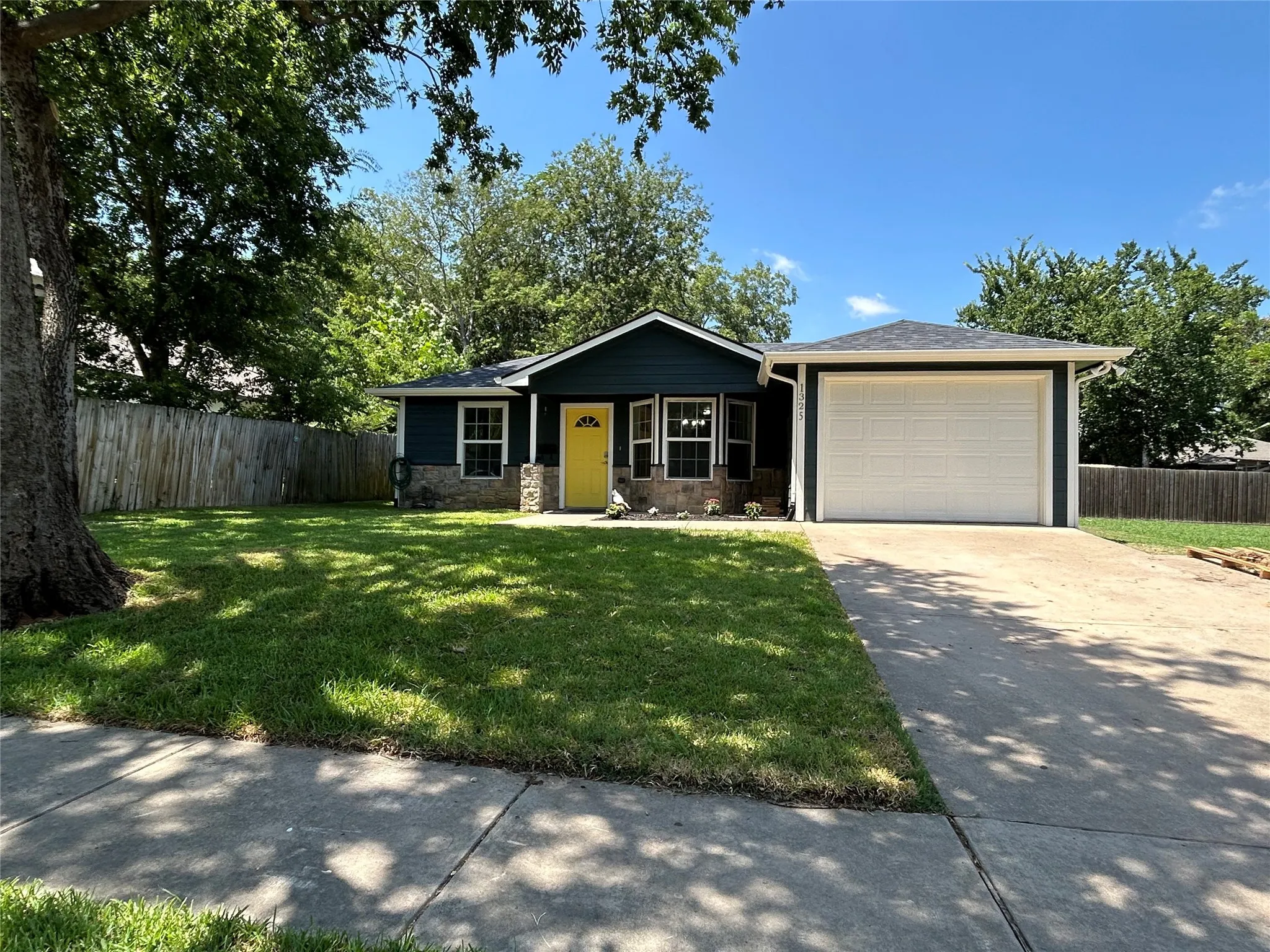 Single Family Residence For Sale in Grayson County , 1325 E Jones Street, Sherman, Texas 75090, 3 Bedroom, 2 Bathroom, 1 Garage spaces, 1,168 Sqft, built in 2011, mls#21342394, Real Estate Agent in Sherman, Homes For Sale in Grayson county, Homes For Sale in Sherman, Realtor in Sherman Texas, Real Estate Brokerage Independent Realty Texas, Luminita Cordes Realtor