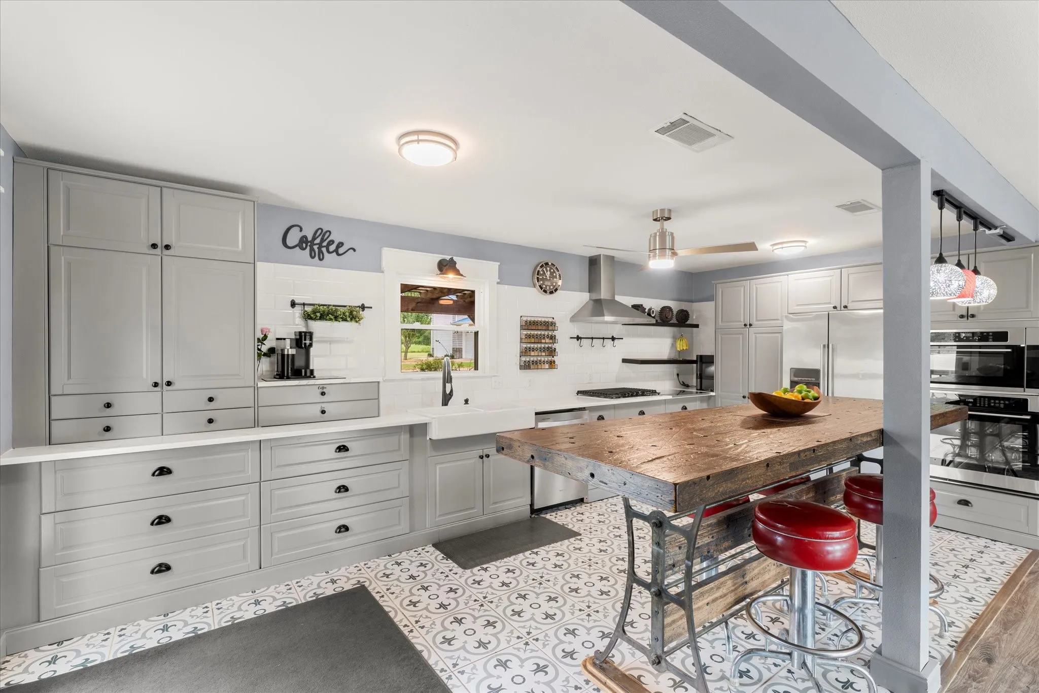 Single Family Residence For Sale in Rains County , 992 RS County Road 4325, Emory, Texas 75440, 3 Bedrooms, 3 Bathrooms, 6 Garage spaces, 2,312 Sqft, built in 1965, Price $1,900,000, mls#21342638, Real Estate Agent in Emory, Homes For Sale in Rains county, Homes For Sale in Emory, Realtor in Emory Texas, Real Estate Brokerage Independent Realty Texas, Luminita Cordes Realtor
