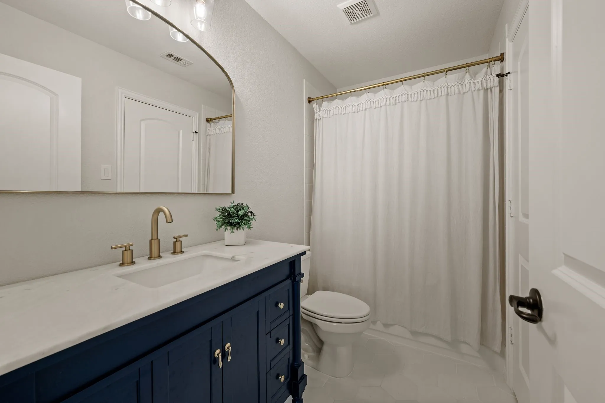 Single Family Residence For Sale in Tarrant County , 208 Silverado Trail, Keller, Texas 76248, 5 Bedroom, 4 Bathroom, 3 Garage spaces, 4,501 Sqft, built in 2010, mls#21322899, Real Estate Agent in Keller, Homes For Sale in Tarrant county, Homes For Sale in Keller, Realtor in Keller Texas, Real Estate Brokerage Independent Realty Texas, Luminita Cordes Realtor