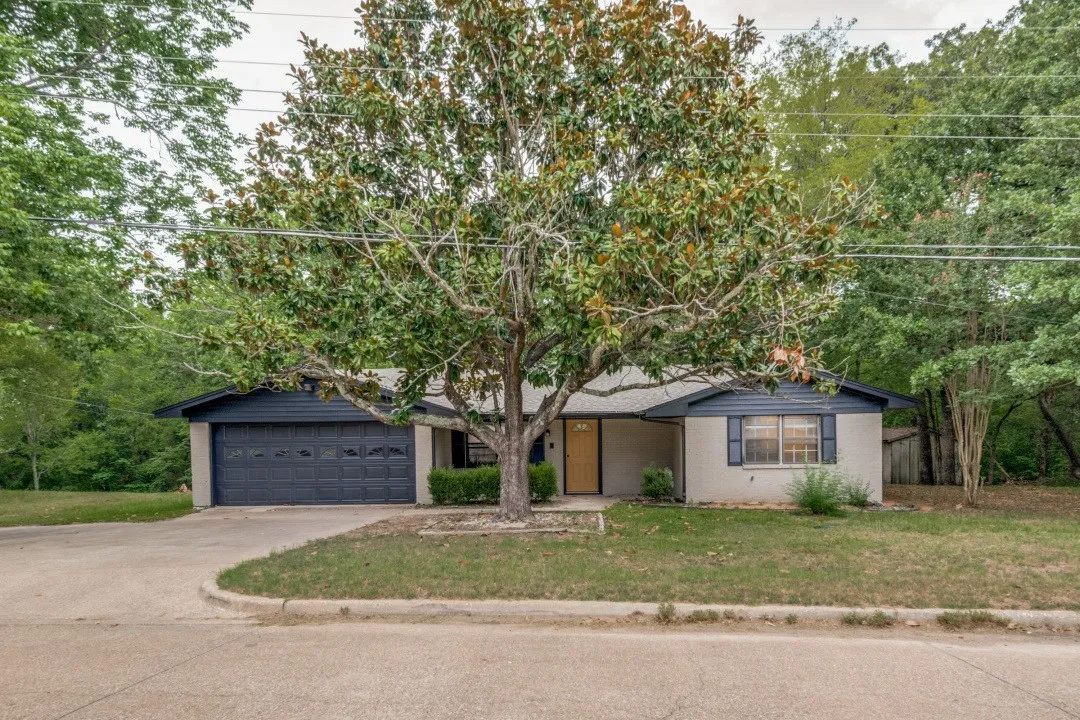 Single Family Residence For Sale in Van Zandt County , 1311 Forrest Drive, Canton, Texas 75103, 3 Bedroom, 2 Bathroom, 2 Garage spaces, 1,454 Sqft, built in 1973, mls#21342225, Real Estate Agent in Canton, Homes For Sale in Van Zandt county, Homes For Sale in Canton, Realtor in Canton Texas, Real Estate Brokerage Independent Realty Texas, Luminita Cordes Realtor