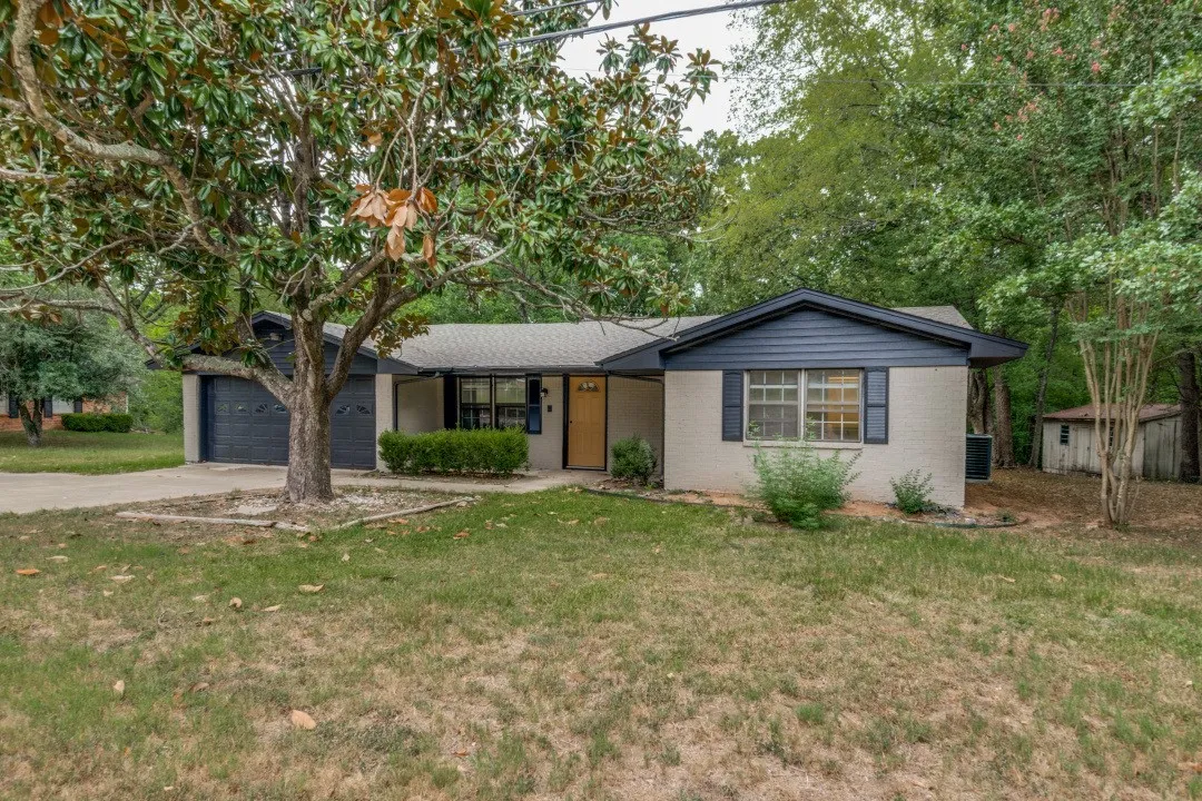 Single Family Residence For Sale in Van Zandt County , 1311 Forrest Drive, Canton, Texas 75103, 3 Bedroom, 2 Bathroom, 2 Garage spaces, 1,454 Sqft, built in 1973, mls#21342225, Real Estate Agent in Canton, Homes For Sale in Van Zandt county, Homes For Sale in Canton, Realtor in Canton Texas, Real Estate Brokerage Independent Realty Texas, Luminita Cordes Realtor