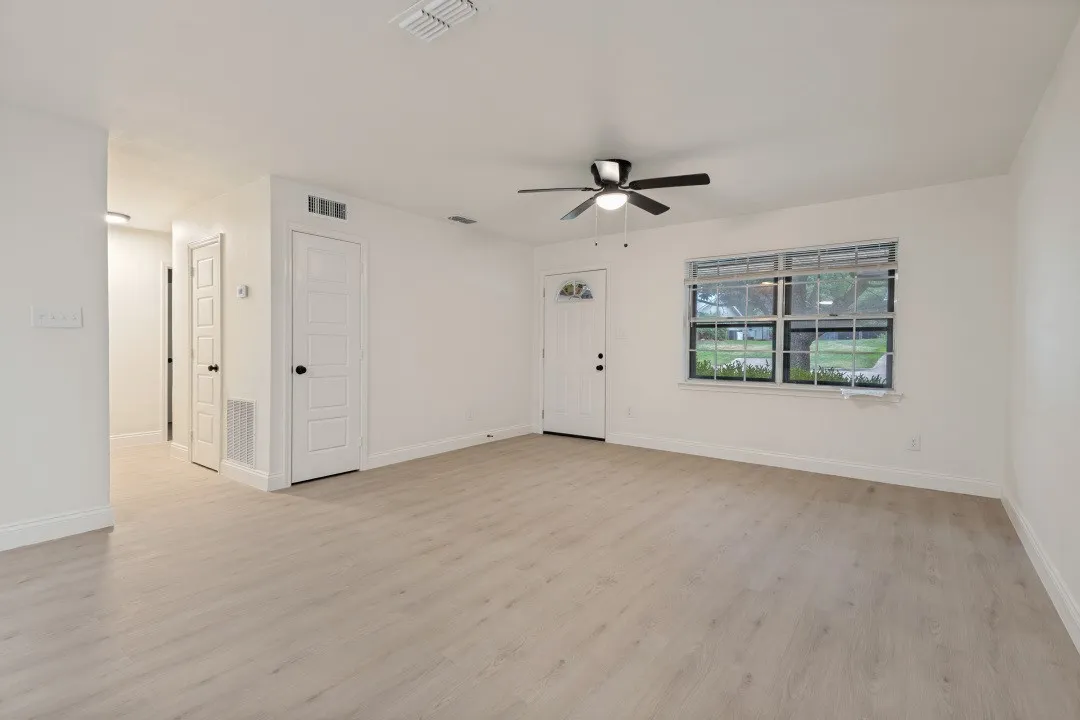Single Family Residence For Sale in Van Zandt County , 1311 Forrest Drive, Canton, Texas 75103, 3 Bedroom, 2 Bathroom, 2 Garage spaces, 1,454 Sqft, built in 1973, mls#21342225, Real Estate Agent in Canton, Homes For Sale in Van Zandt county, Homes For Sale in Canton, Realtor in Canton Texas, Real Estate Brokerage Independent Realty Texas, Luminita Cordes Realtor