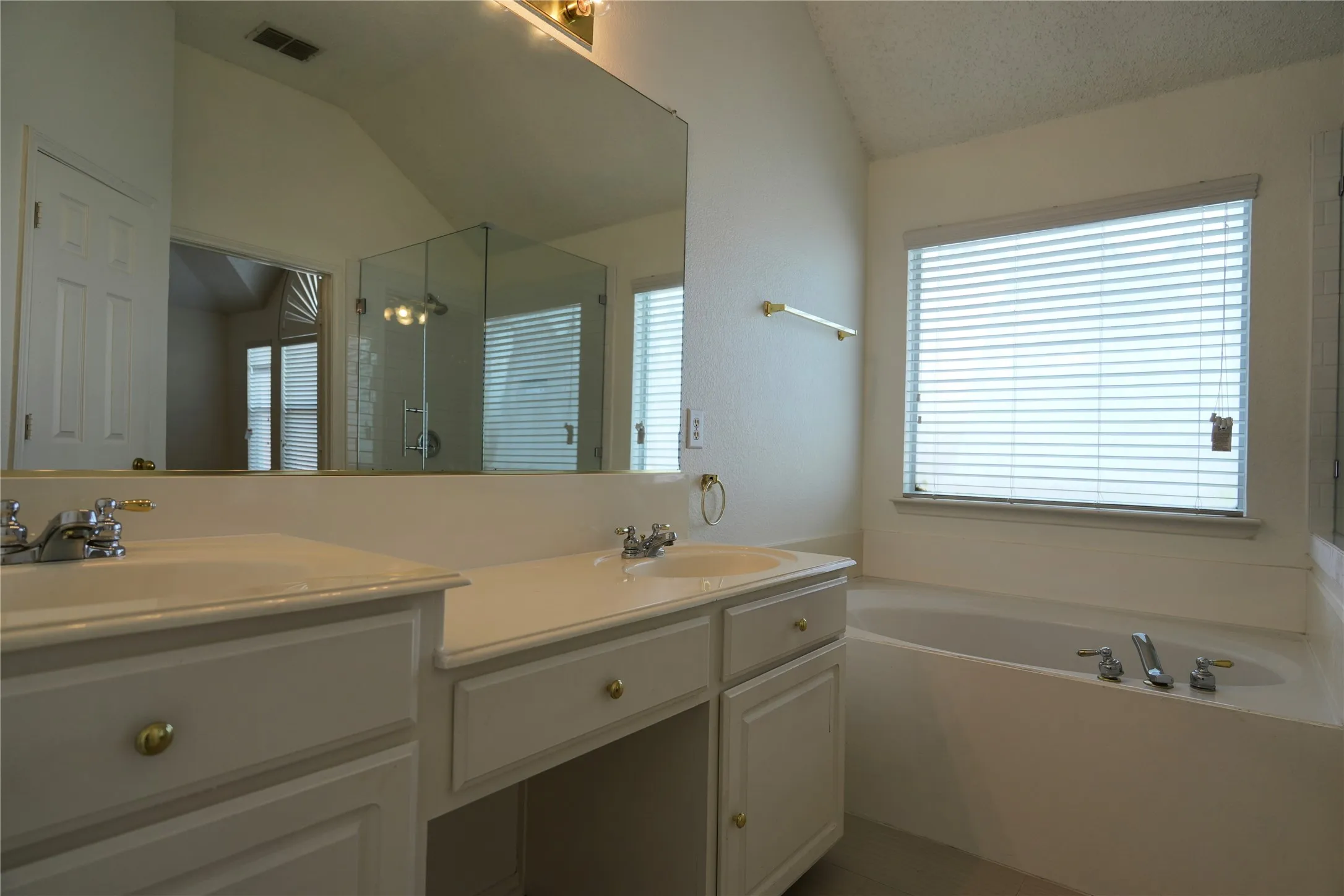 Single Family Residence For Rent in Collin County , 2032 Fox Glen Drive, Allen, Texas 75013, 4 Bedroom, 3 Bathroom, 2 Garage spaces, 2,682 Sqft, built in 1997, mls#21342921, Real Estate Agent in Allen, Homes For Rent in Collin county, Homes For Rent in Allen, Realtor in Allen Texas, Real Estate Brokerage Independent Realty Texas, Luminita Cordes Realtor