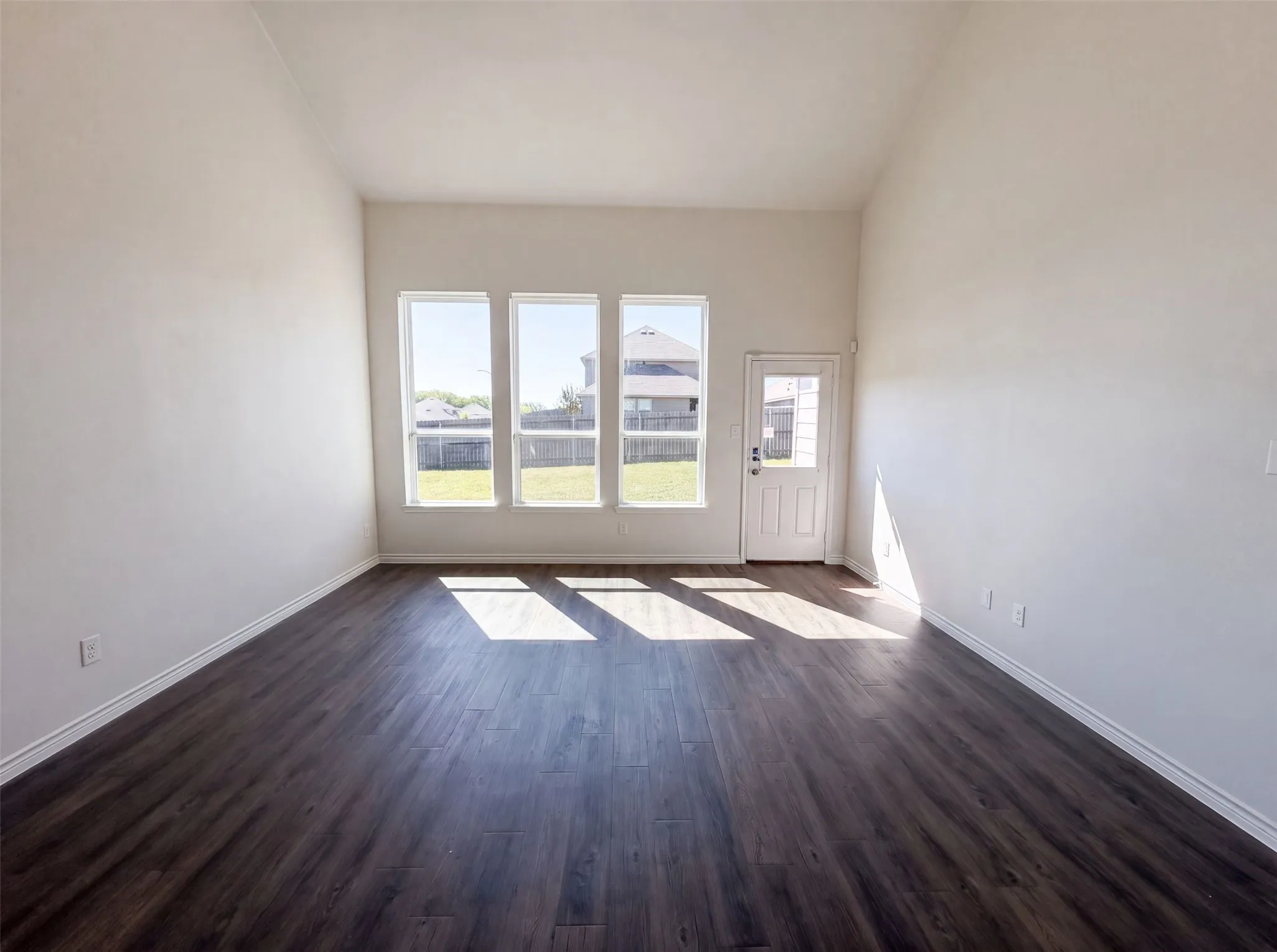 Single Family Residence For Sale in Ellis County , 1713 Blue Jay Drive, Ennis, Texas 75119, 4 Bedroom, 3 Bathroom, 2 Garage spaces, 2,125 Sqft, built in 2018, mls#21342945, Real Estate Agent in Ennis, Homes For Sale in Ellis county, Homes For Sale in Ennis, Realtor in Ennis Texas, Real Estate Brokerage Independent Realty Texas, Luminita Cordes Realtor