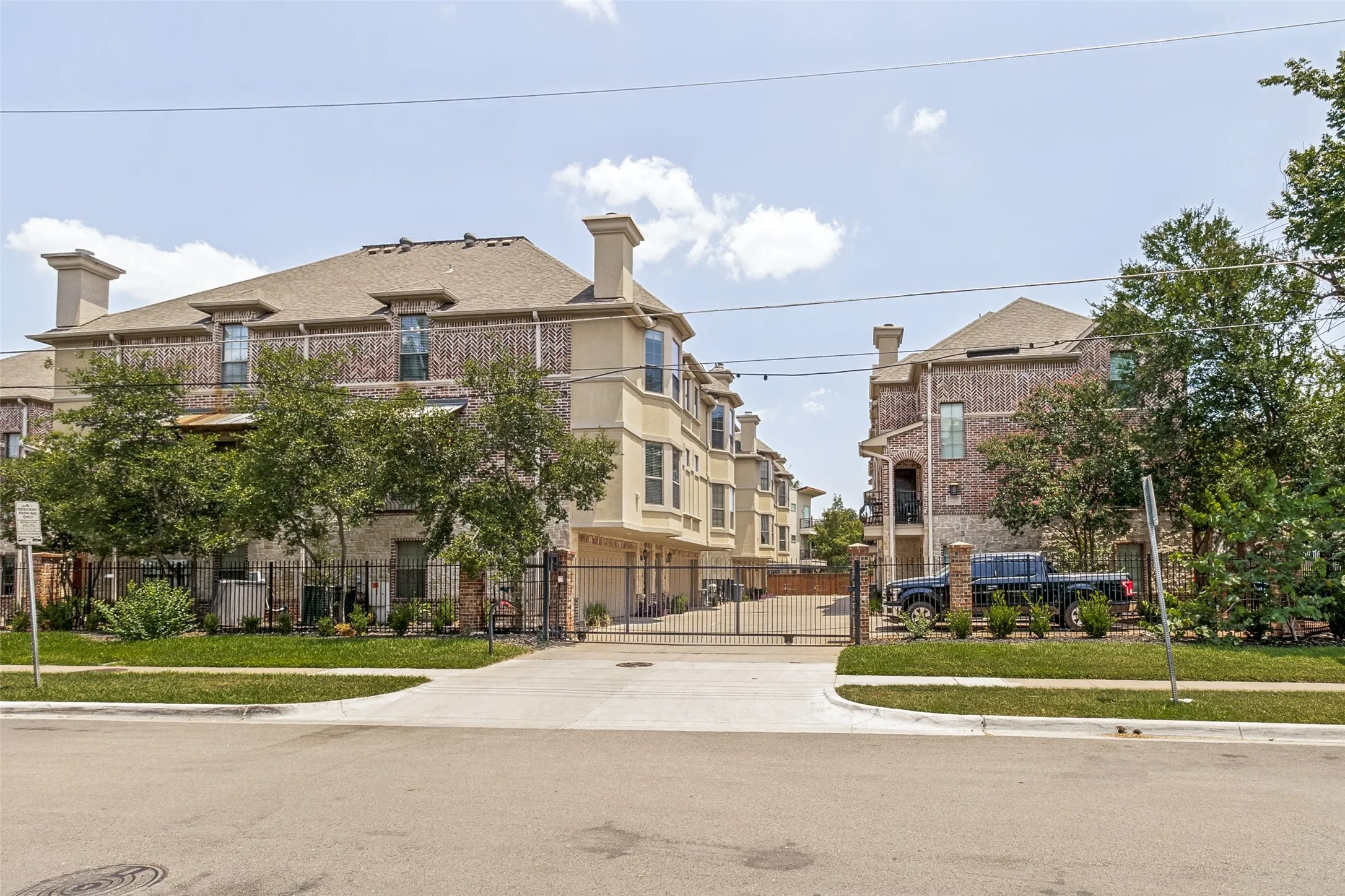 Condominium For Sale in Dallas County , 1910 Hope Street 5, Dallas, Texas 75206, 2 Bedroom, 3 Bathroom, 2 Garage spaces, 1,374 Sqft, built in 2005, mls#21341668, Real Estate Agent in Dallas, Homes For Sale in Dallas county, Homes For Sale in Dallas, Realtor in Dallas Texas, Real Estate Brokerage Independent Realty Texas, Luminita Cordes Realtor