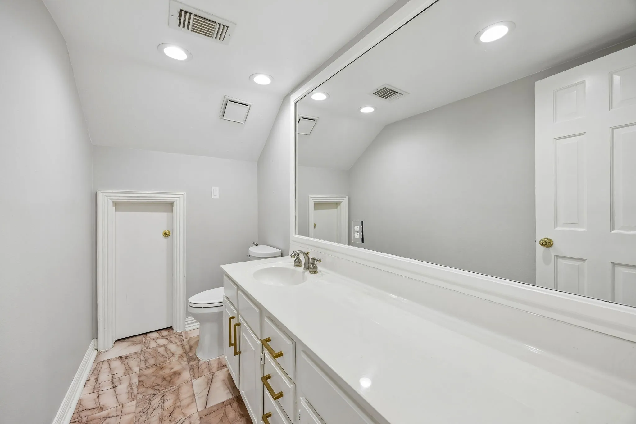 Single Family Residence For Sale in Fort Bend County , 45 Clansmoor Court, Sugar Land, Texas 77479, 5 Bedroom, 6 Bathroom, 2 Garage spaces, 4,545 Sqft, built in 1984, mls#21337928, Real Estate Agent in Sugar Land, Homes For Sale in Fort Bend county, Homes For Sale in Sugar Land, Realtor in Sugar Land Texas, Real Estate Brokerage Independent Realty Texas, Luminita Cordes Realtor