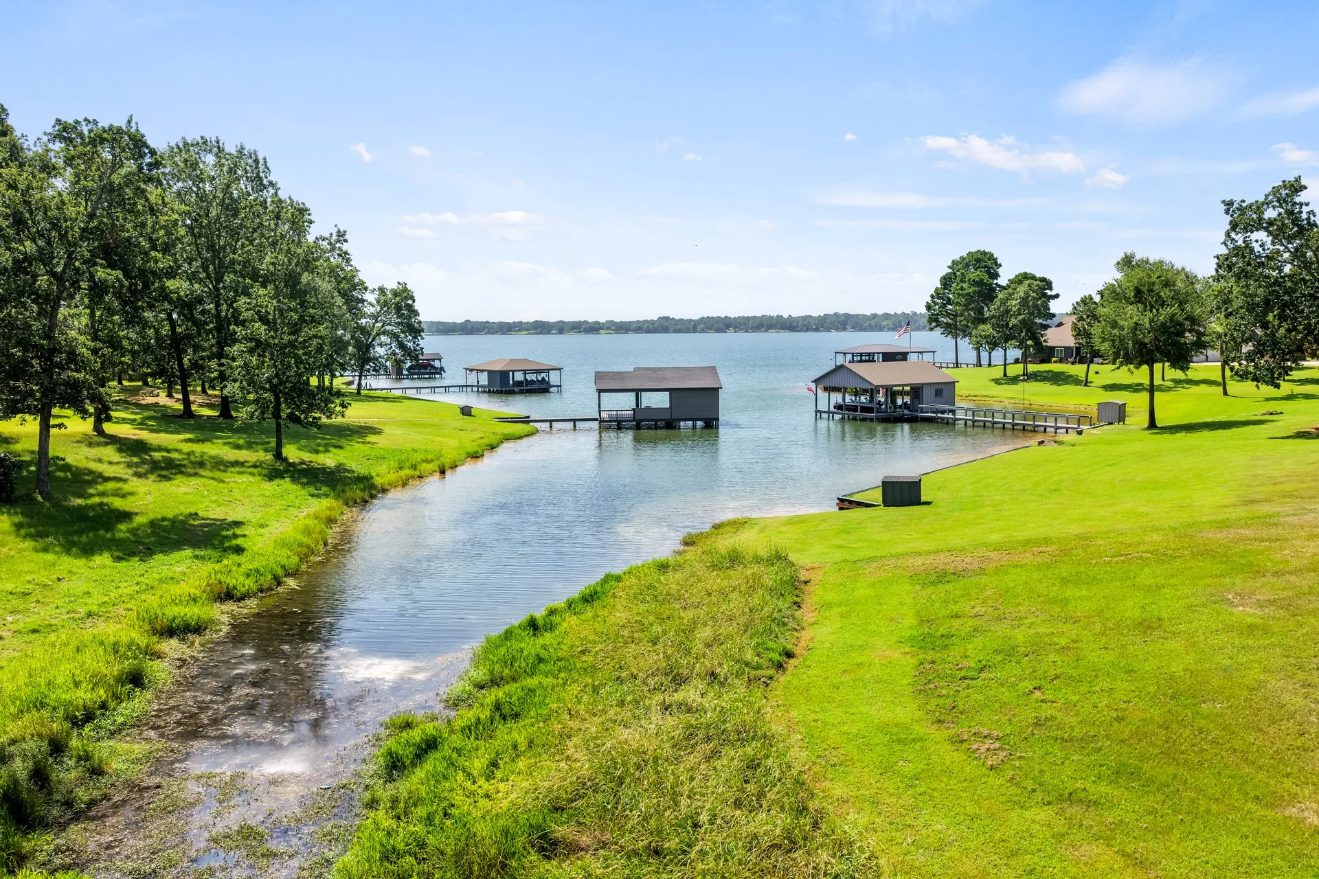 Single Family Residence For Sale in Titus County , 245 Private Road 2714, Mt Pleasant, Texas 75455, 4 Bedroom, 4 Bathroom, 2 Garage spaces, 3,154 Sqft, built in 2014, mls#21342674, Real Estate Agent in Mt Pleasant, Homes For Sale in Titus county, Homes For Sale in Mt Pleasant, Realtor in Mt Pleasant Texas, Real Estate Brokerage Independent Realty Texas, Luminita Cordes Realtor