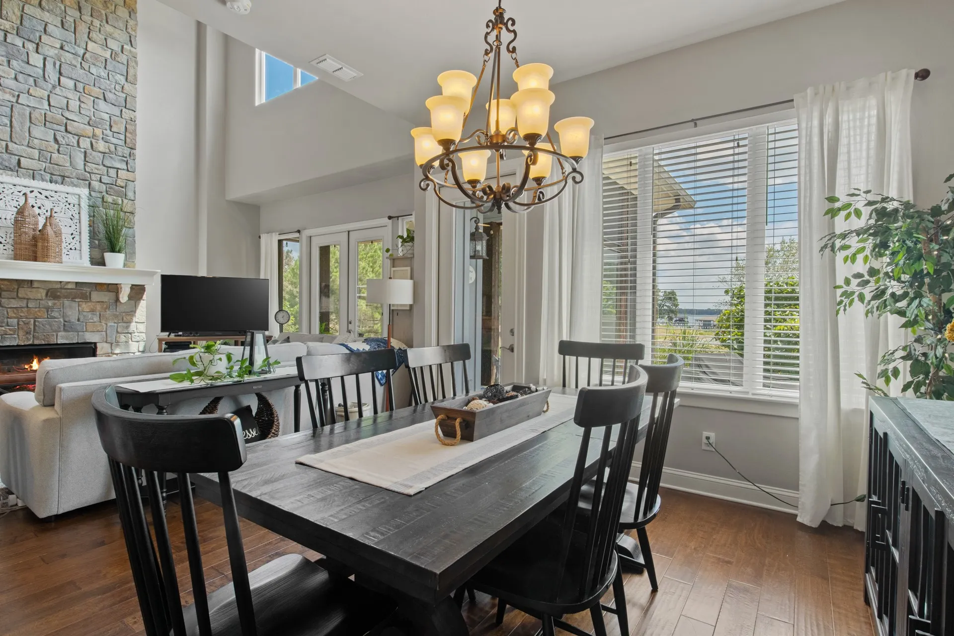Single Family Residence For Sale in Titus County , 245 Private Road 2714, Mt Pleasant, Texas 75455, 4 Bedroom, 4 Bathroom, 2 Garage spaces, 3,154 Sqft, built in 2014, mls#21342674, Real Estate Agent in Mt Pleasant, Homes For Sale in Titus county, Homes For Sale in Mt Pleasant, Realtor in Mt Pleasant Texas, Real Estate Brokerage Independent Realty Texas, Luminita Cordes Realtor