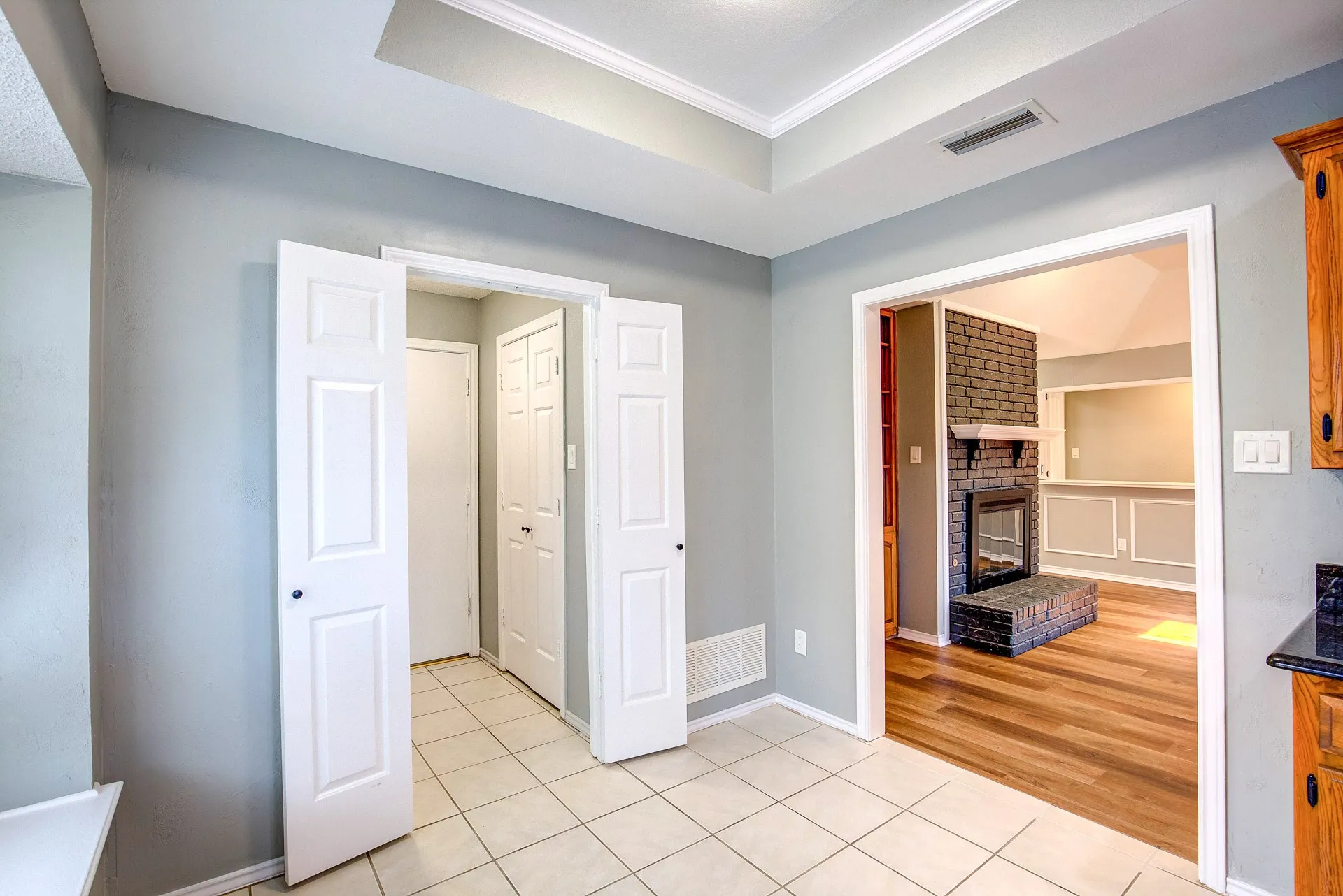 Single Family Residence For Rent in Tarrant County , 3914 Meadow Drive, Grapevine, Texas 76051, 4 Bedroom, 3 Bathroom, 2 Garage spaces, 2,256 Sqft, built in 1986, mls#21339891, Real Estate Agent in Grapevine, Homes For Rent in Tarrant county, Homes For Rent in Grapevine, Realtor in Grapevine Texas, Real Estate Brokerage Independent Realty Texas, Luminita Cordes Realtor