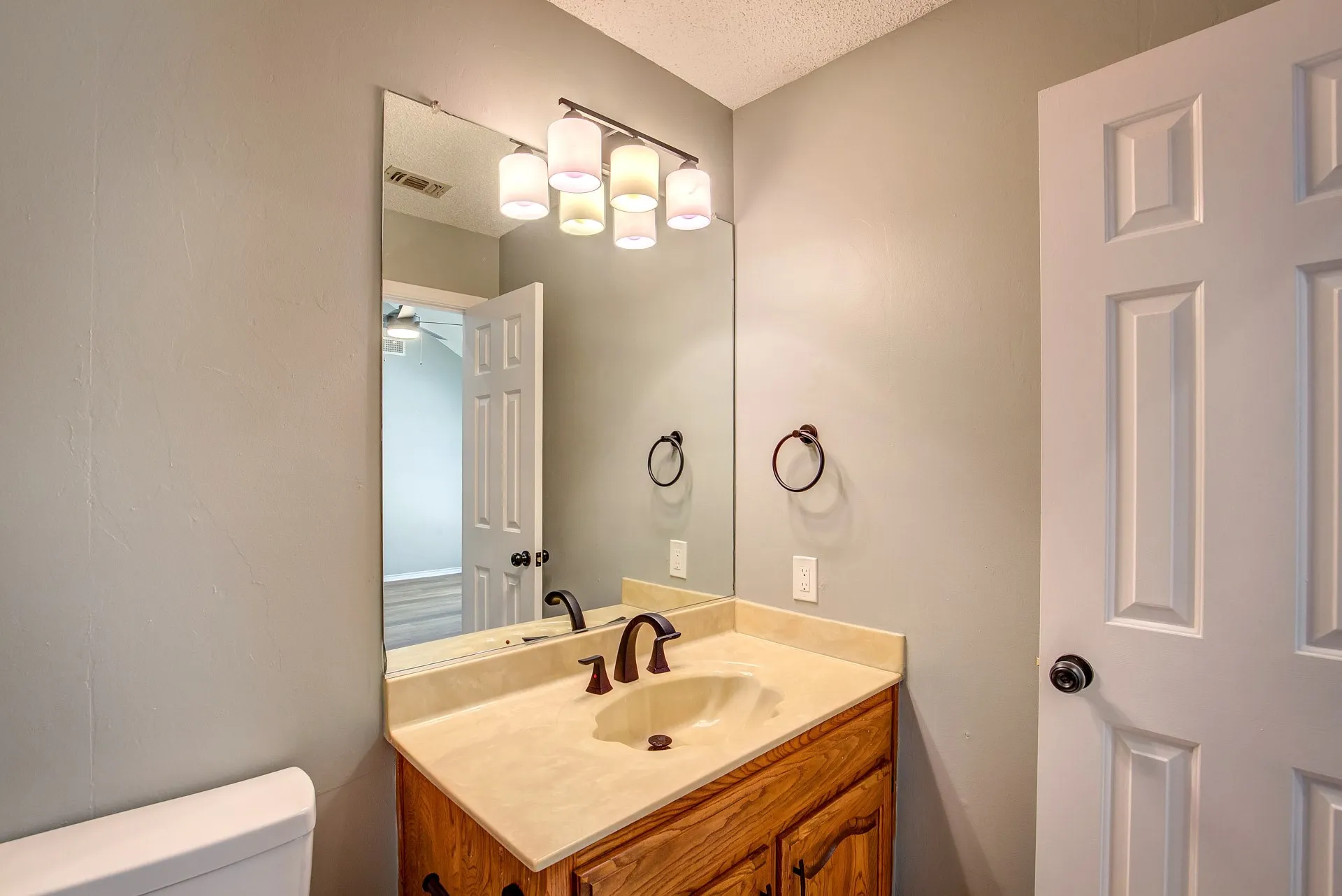 Single Family Residence For Rent in Tarrant County , 3914 Meadow Drive, Grapevine, Texas 76051, 4 Bedroom, 3 Bathroom, 2 Garage spaces, 2,256 Sqft, built in 1986, mls#21339891, Real Estate Agent in Grapevine, Homes For Rent in Tarrant county, Homes For Rent in Grapevine, Realtor in Grapevine Texas, Real Estate Brokerage Independent Realty Texas, Luminita Cordes Realtor