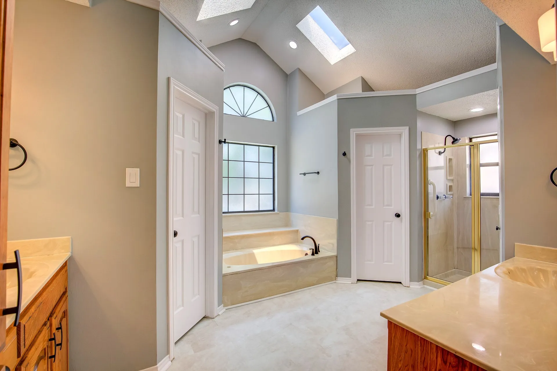 Single Family Residence For Rent in Tarrant County , 3914 Meadow Drive, Grapevine, Texas 76051, 4 Bedroom, 3 Bathroom, 2 Garage spaces, 2,256 Sqft, built in 1986, mls#21339891, Real Estate Agent in Grapevine, Homes For Rent in Tarrant county, Homes For Rent in Grapevine, Realtor in Grapevine Texas, Real Estate Brokerage Independent Realty Texas, Luminita Cordes Realtor