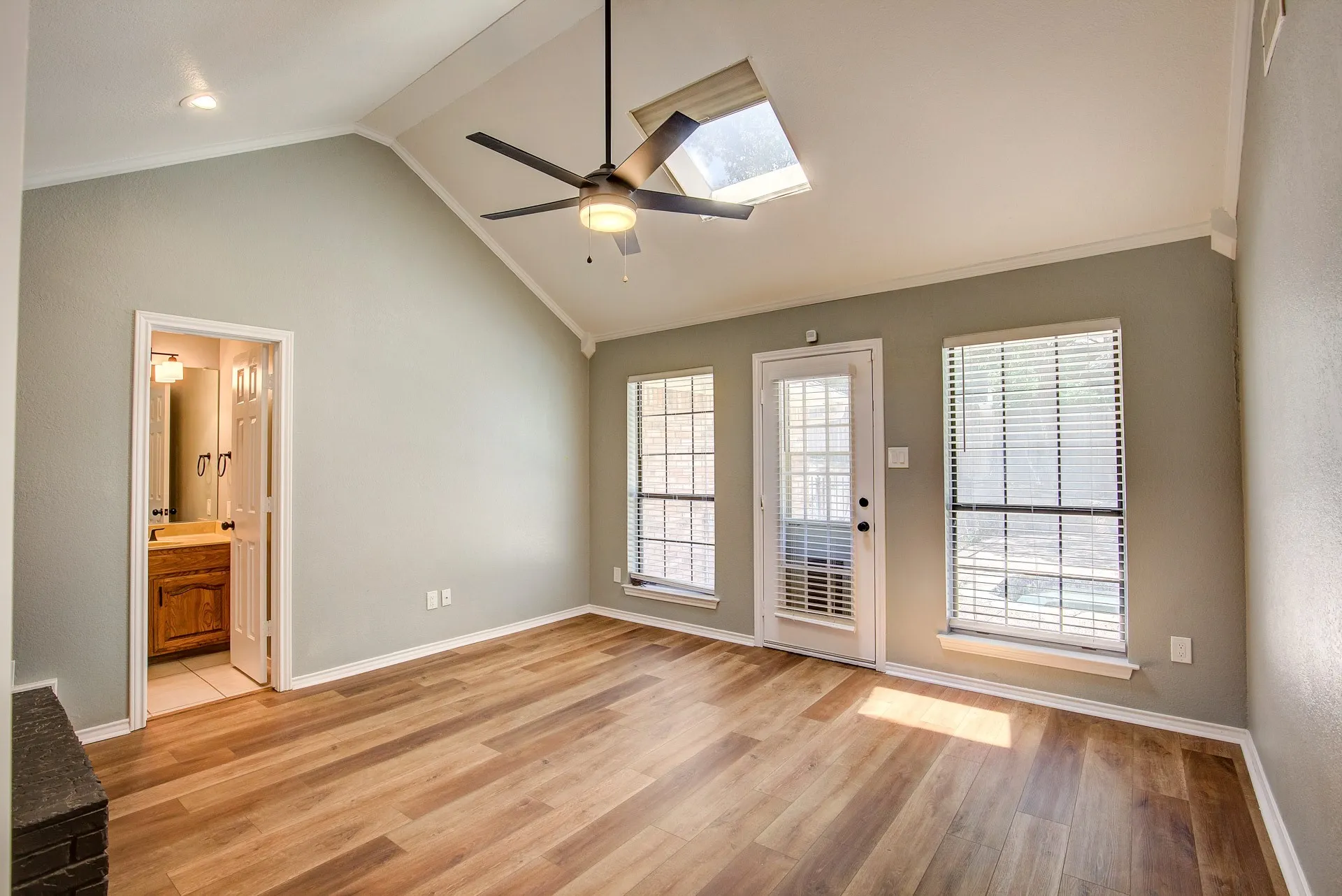 Single Family Residence For Rent in Tarrant County , 3914 Meadow Drive, Grapevine, Texas 76051, 4 Bedroom, 3 Bathroom, 2 Garage spaces, 2,256 Sqft, built in 1986, mls#21339891, Real Estate Agent in Grapevine, Homes For Rent in Tarrant county, Homes For Rent in Grapevine, Realtor in Grapevine Texas, Real Estate Brokerage Independent Realty Texas, Luminita Cordes Realtor