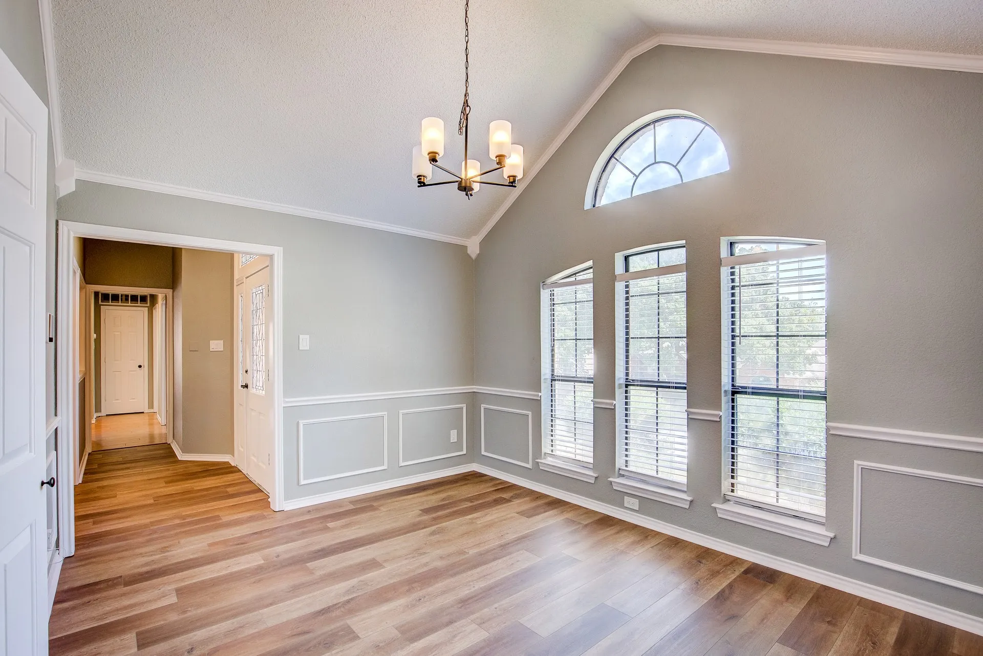Single Family Residence For Rent in Tarrant County , 3914 Meadow Drive, Grapevine, Texas 76051, 4 Bedroom, 3 Bathroom, 2 Garage spaces, 2,256 Sqft, built in 1986, mls#21339891, Real Estate Agent in Grapevine, Homes For Rent in Tarrant county, Homes For Rent in Grapevine, Realtor in Grapevine Texas, Real Estate Brokerage Independent Realty Texas, Luminita Cordes Realtor