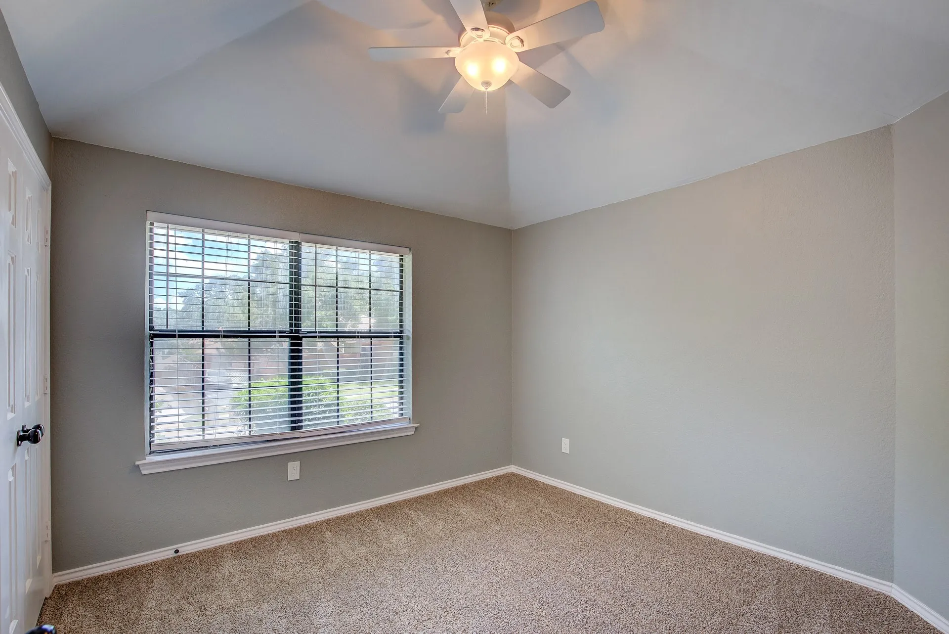 Single Family Residence For Rent in Tarrant County , 3914 Meadow Drive, Grapevine, Texas 76051, 4 Bedroom, 3 Bathroom, 2 Garage spaces, 2,256 Sqft, built in 1986, mls#21339891, Real Estate Agent in Grapevine, Homes For Rent in Tarrant county, Homes For Rent in Grapevine, Realtor in Grapevine Texas, Real Estate Brokerage Independent Realty Texas, Luminita Cordes Realtor