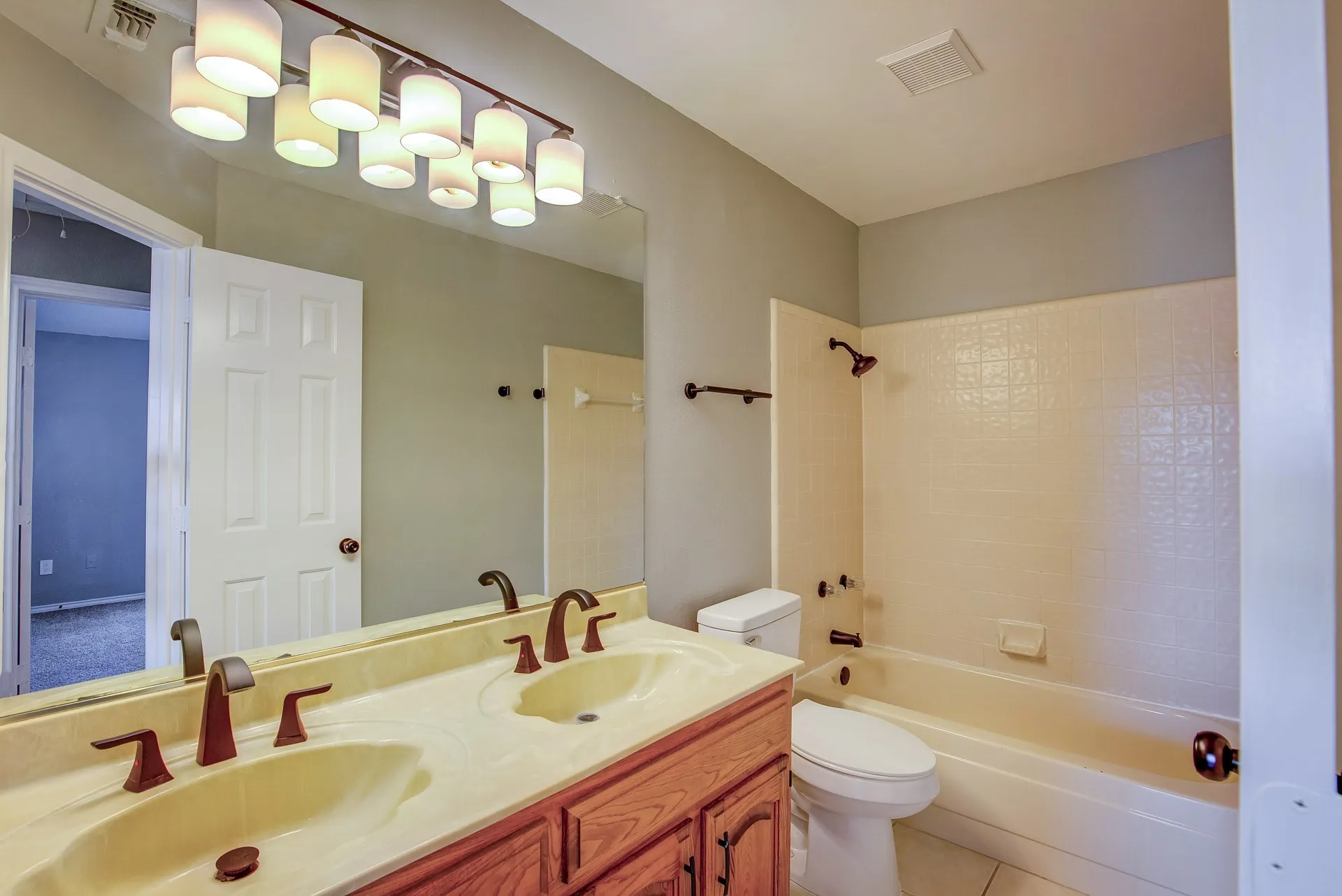 Single Family Residence For Rent in Tarrant County , 3914 Meadow Drive, Grapevine, Texas 76051, 4 Bedroom, 3 Bathroom, 2 Garage spaces, 2,256 Sqft, built in 1986, mls#21339891, Real Estate Agent in Grapevine, Homes For Rent in Tarrant county, Homes For Rent in Grapevine, Realtor in Grapevine Texas, Real Estate Brokerage Independent Realty Texas, Luminita Cordes Realtor