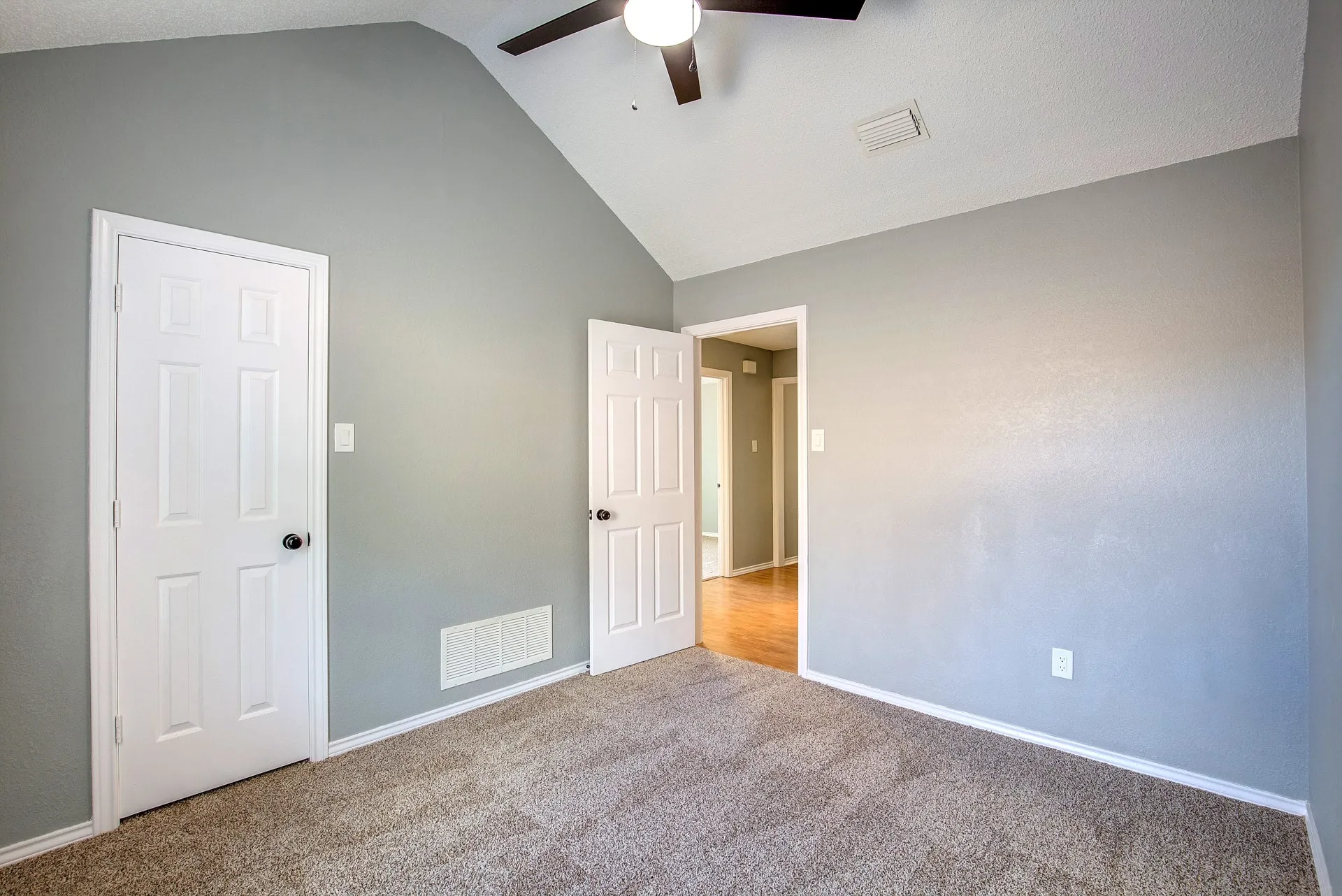 Single Family Residence For Rent in Tarrant County , 3914 Meadow Drive, Grapevine, Texas 76051, 4 Bedroom, 3 Bathroom, 2 Garage spaces, 2,256 Sqft, built in 1986, mls#21339891, Real Estate Agent in Grapevine, Homes For Rent in Tarrant county, Homes For Rent in Grapevine, Realtor in Grapevine Texas, Real Estate Brokerage Independent Realty Texas, Luminita Cordes Realtor