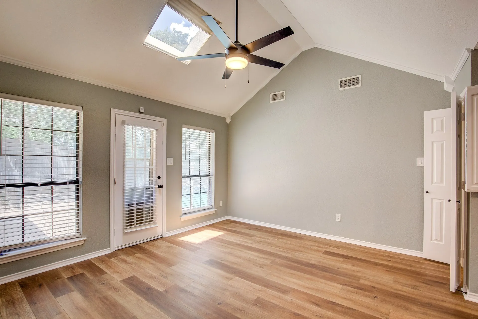 Single Family Residence For Rent in Tarrant County , 3914 Meadow Drive, Grapevine, Texas 76051, 4 Bedroom, 3 Bathroom, 2 Garage spaces, 2,256 Sqft, built in 1986, mls#21339891, Real Estate Agent in Grapevine, Homes For Rent in Tarrant county, Homes For Rent in Grapevine, Realtor in Grapevine Texas, Real Estate Brokerage Independent Realty Texas, Luminita Cordes Realtor