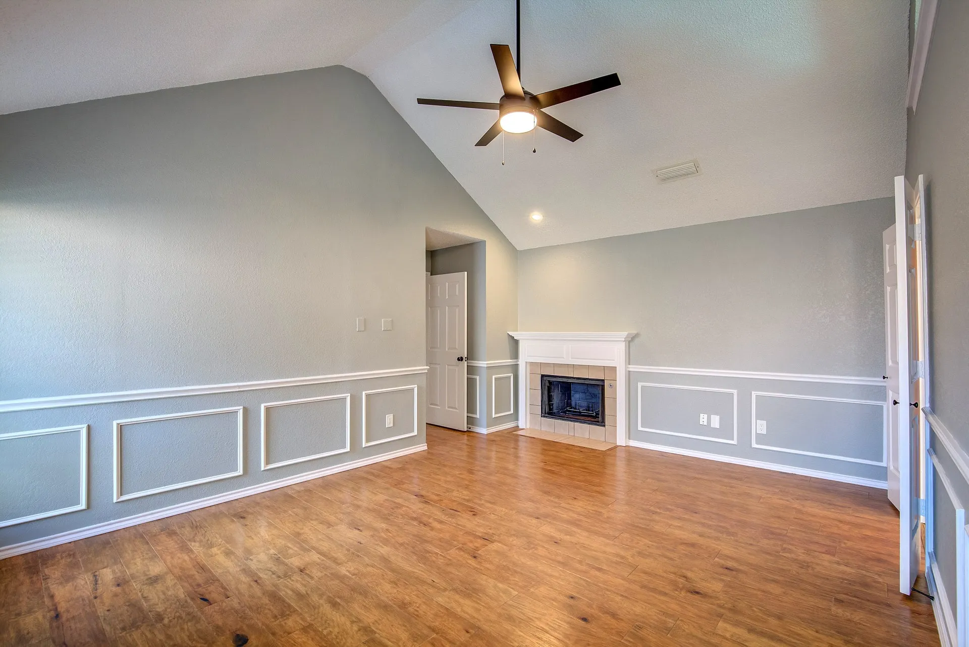 Single Family Residence For Rent in Tarrant County , 3914 Meadow Drive, Grapevine, Texas 76051, 4 Bedroom, 3 Bathroom, 2 Garage spaces, 2,256 Sqft, built in 1986, mls#21339891, Real Estate Agent in Grapevine, Homes For Rent in Tarrant county, Homes For Rent in Grapevine, Realtor in Grapevine Texas, Real Estate Brokerage Independent Realty Texas, Luminita Cordes Realtor