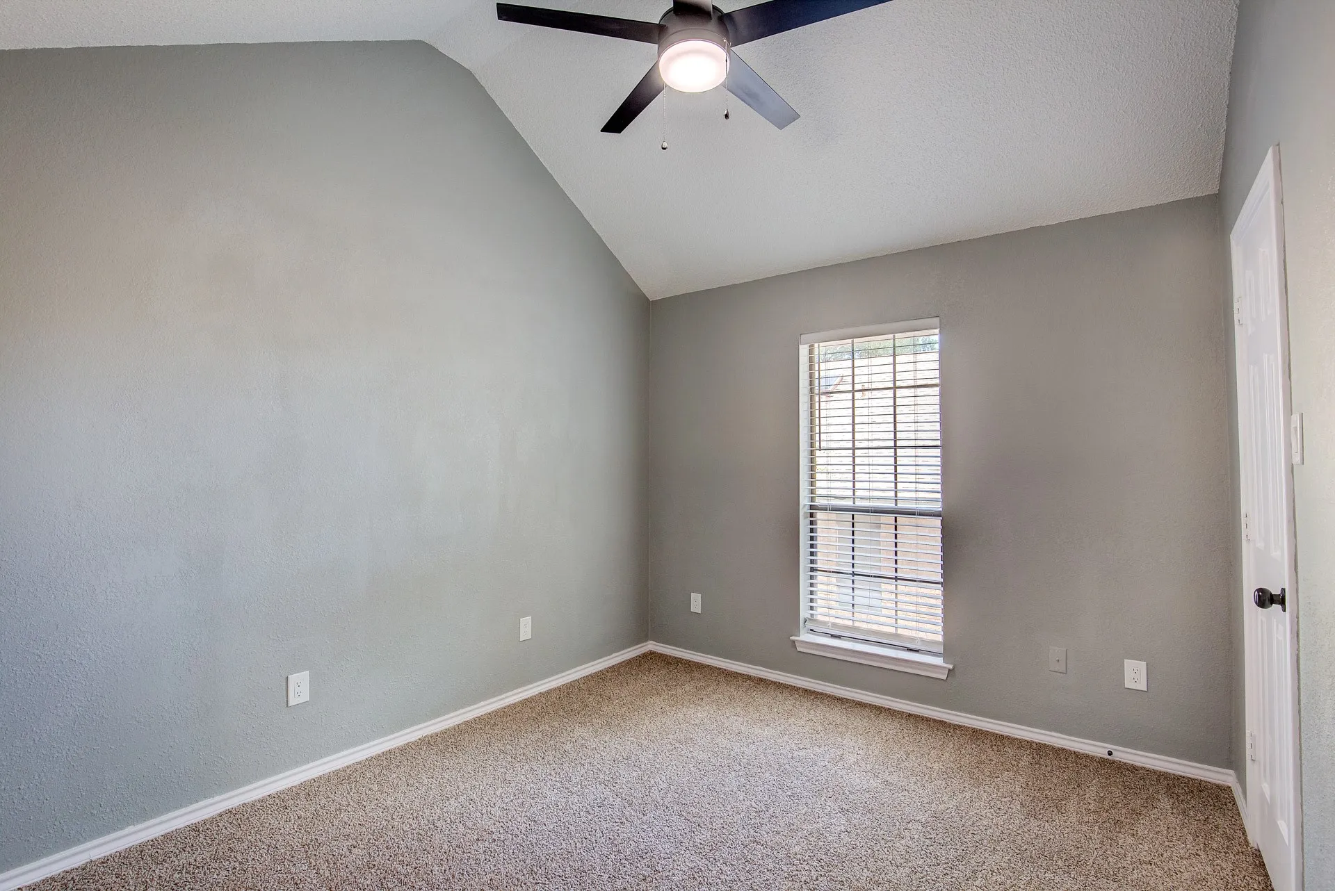 Single Family Residence For Rent in Tarrant County , 3914 Meadow Drive, Grapevine, Texas 76051, 4 Bedroom, 3 Bathroom, 2 Garage spaces, 2,256 Sqft, built in 1986, mls#21339891, Real Estate Agent in Grapevine, Homes For Rent in Tarrant county, Homes For Rent in Grapevine, Realtor in Grapevine Texas, Real Estate Brokerage Independent Realty Texas, Luminita Cordes Realtor