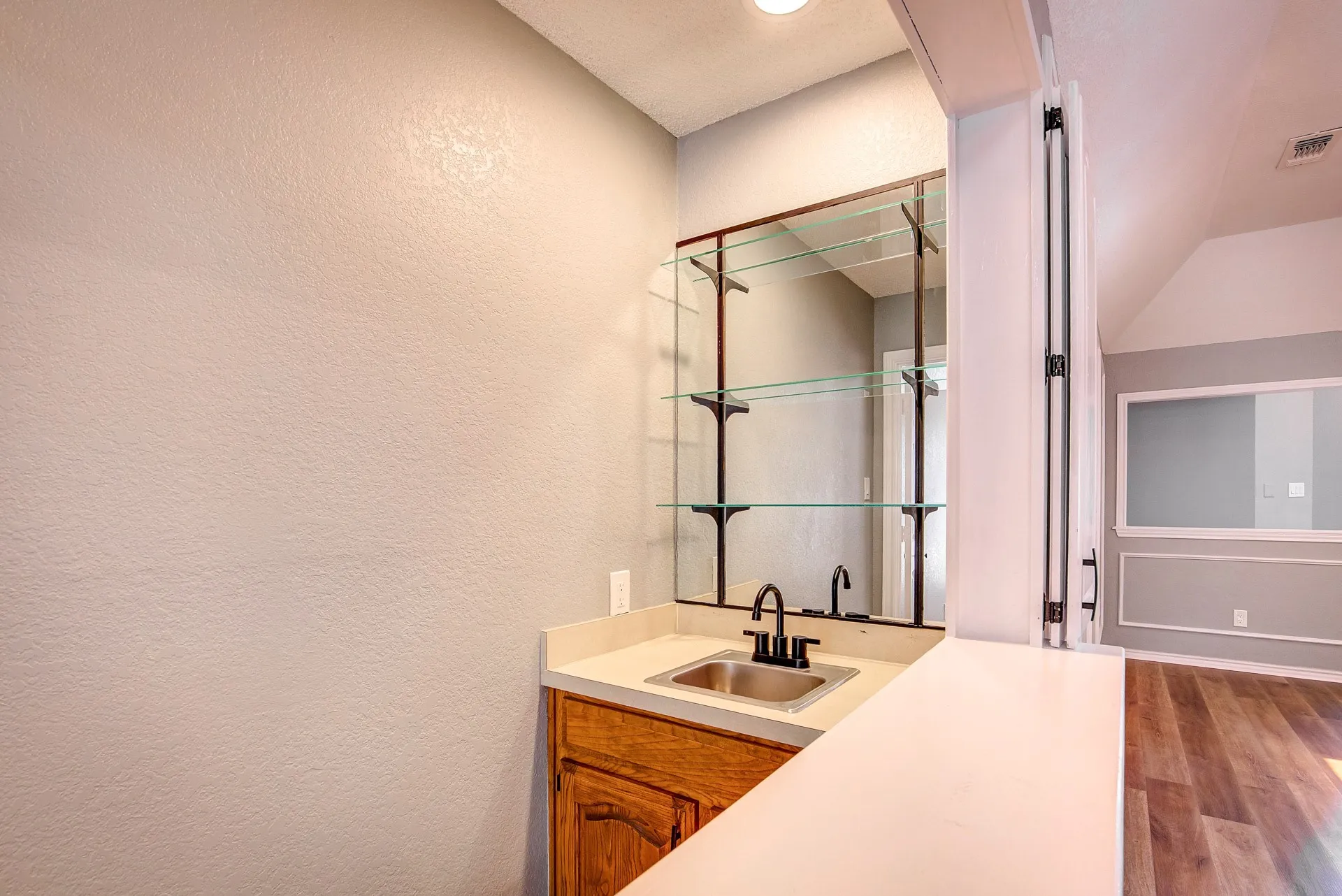 Single Family Residence For Rent in Tarrant County , 3914 Meadow Drive, Grapevine, Texas 76051, 4 Bedroom, 3 Bathroom, 2 Garage spaces, 2,256 Sqft, built in 1986, mls#21339891, Real Estate Agent in Grapevine, Homes For Rent in Tarrant county, Homes For Rent in Grapevine, Realtor in Grapevine Texas, Real Estate Brokerage Independent Realty Texas, Luminita Cordes Realtor