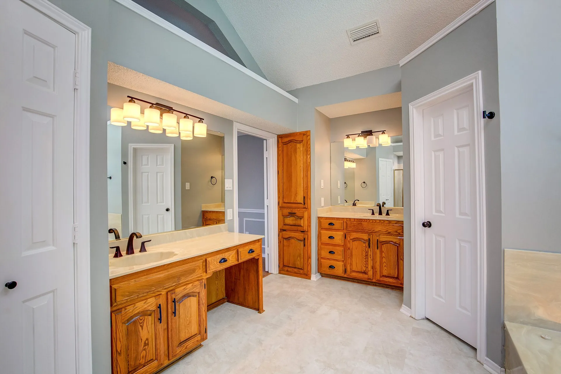 Single Family Residence For Rent in Tarrant County , 3914 Meadow Drive, Grapevine, Texas 76051, 4 Bedroom, 3 Bathroom, 2 Garage spaces, 2,256 Sqft, built in 1986, mls#21339891, Real Estate Agent in Grapevine, Homes For Rent in Tarrant county, Homes For Rent in Grapevine, Realtor in Grapevine Texas, Real Estate Brokerage Independent Realty Texas, Luminita Cordes Realtor