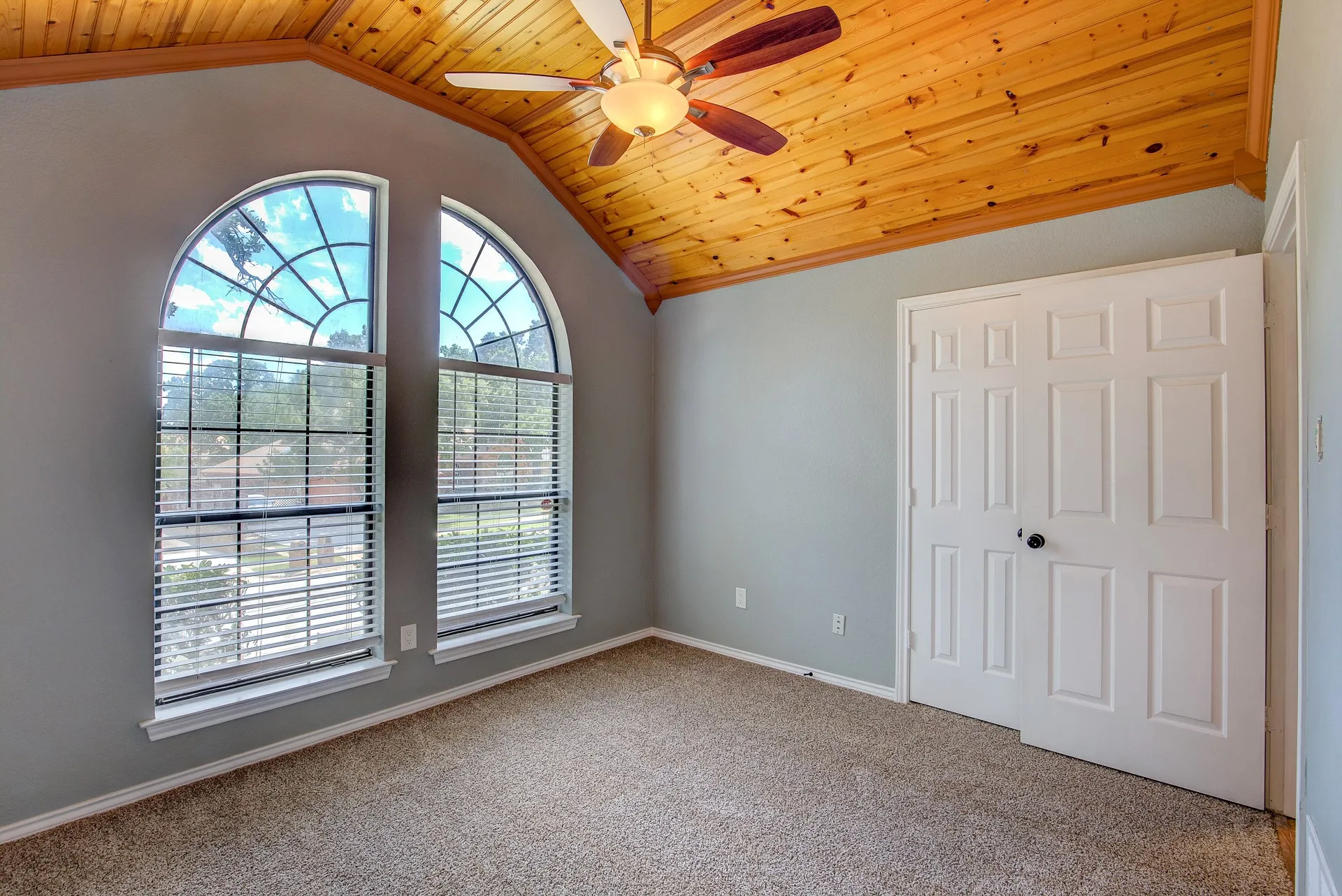 Single Family Residence For Rent in Tarrant County , 3914 Meadow Drive, Grapevine, Texas 76051, 4 Bedroom, 3 Bathroom, 2 Garage spaces, 2,256 Sqft, built in 1986, mls#21339891, Real Estate Agent in Grapevine, Homes For Rent in Tarrant county, Homes For Rent in Grapevine, Realtor in Grapevine Texas, Real Estate Brokerage Independent Realty Texas, Luminita Cordes Realtor