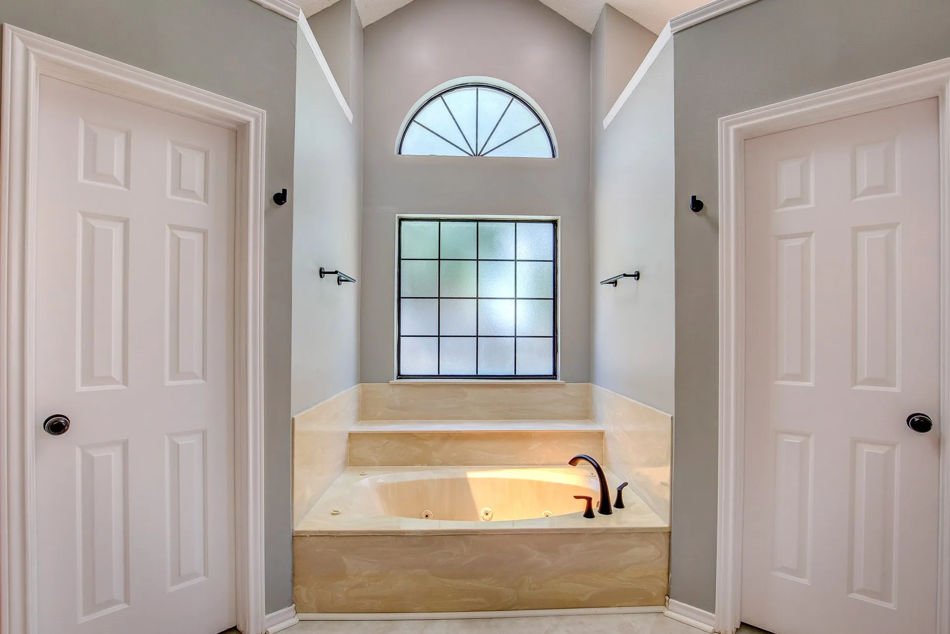 Single Family Residence For Rent in Tarrant County , 3914 Meadow Drive, Grapevine, Texas 76051, 4 Bedroom, 3 Bathroom, 2 Garage spaces, 2,256 Sqft, built in 1986, mls#21339891, Real Estate Agent in Grapevine, Homes For Rent in Tarrant county, Homes For Rent in Grapevine, Realtor in Grapevine Texas, Real Estate Brokerage Independent Realty Texas, Luminita Cordes Realtor